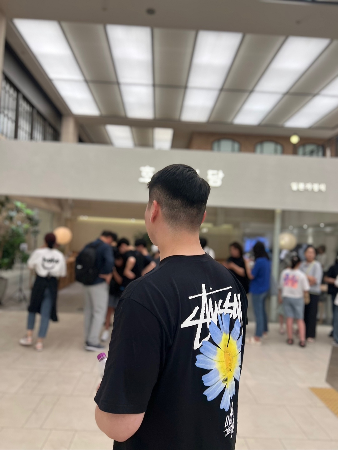 Stussy ITP Flower T-Shirt Black, Adidas Yeezy Boost 350 V2 Black Red 2020 착용 스타일 - 1