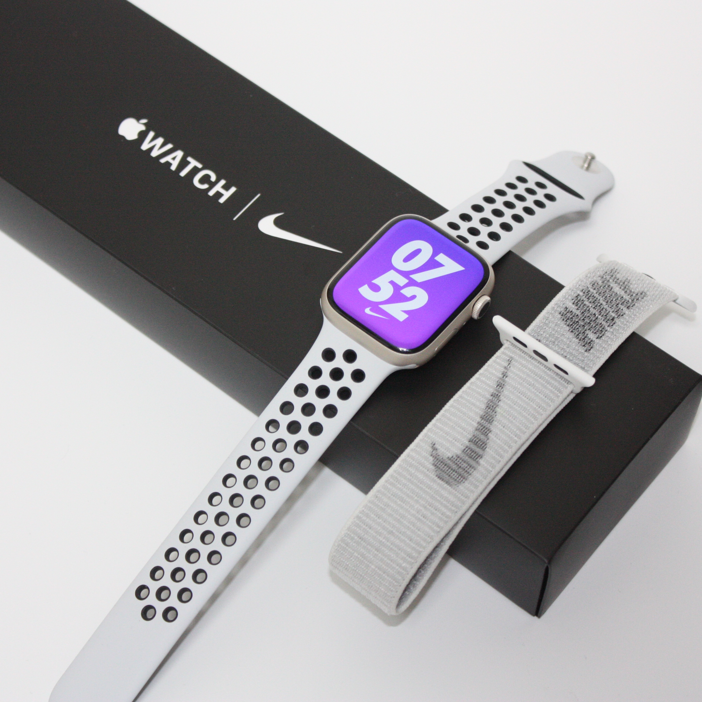 Apple Watch Nike Series 7 45mm GPS Starlight Aluminum Case with Nike Sport Band Pure Platinum Black (Korean Ver.) 착용 스타일 - 1