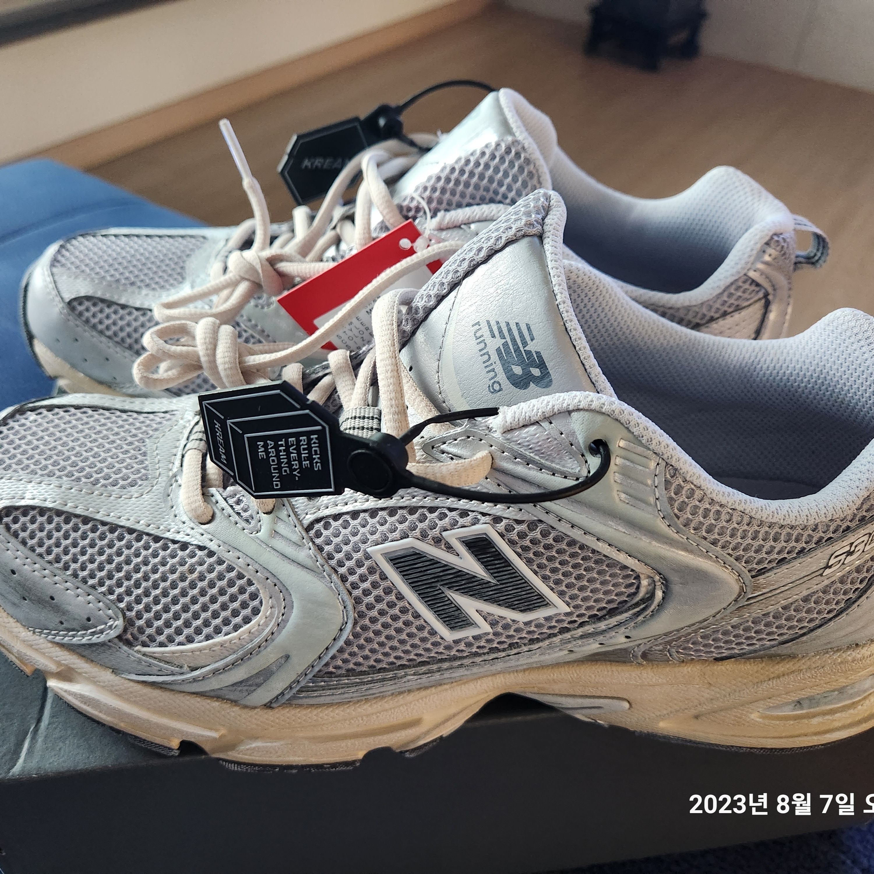 New Balance 530 Vintage Metallic Silver 착용 스타일