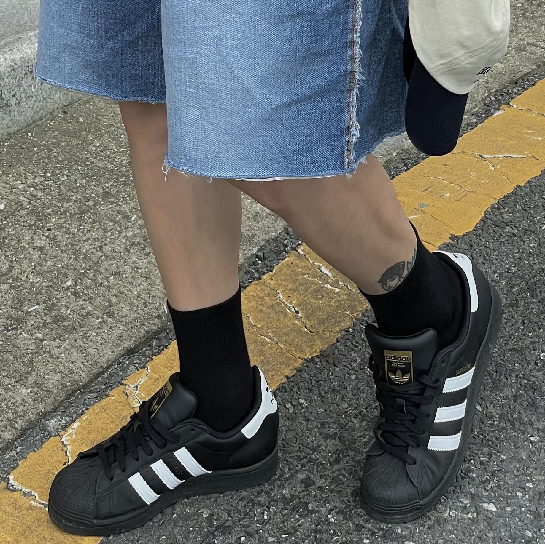Adidas Superstar Core Black White 착용 스타일