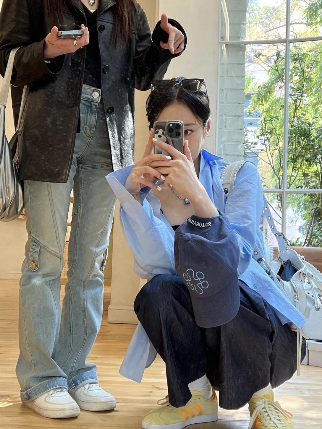 Balenciaga Neo Cagole XS Handbag Rhinestones White, (W) Nike Air Force 1 '07 Low White 착용 스타일 - 2