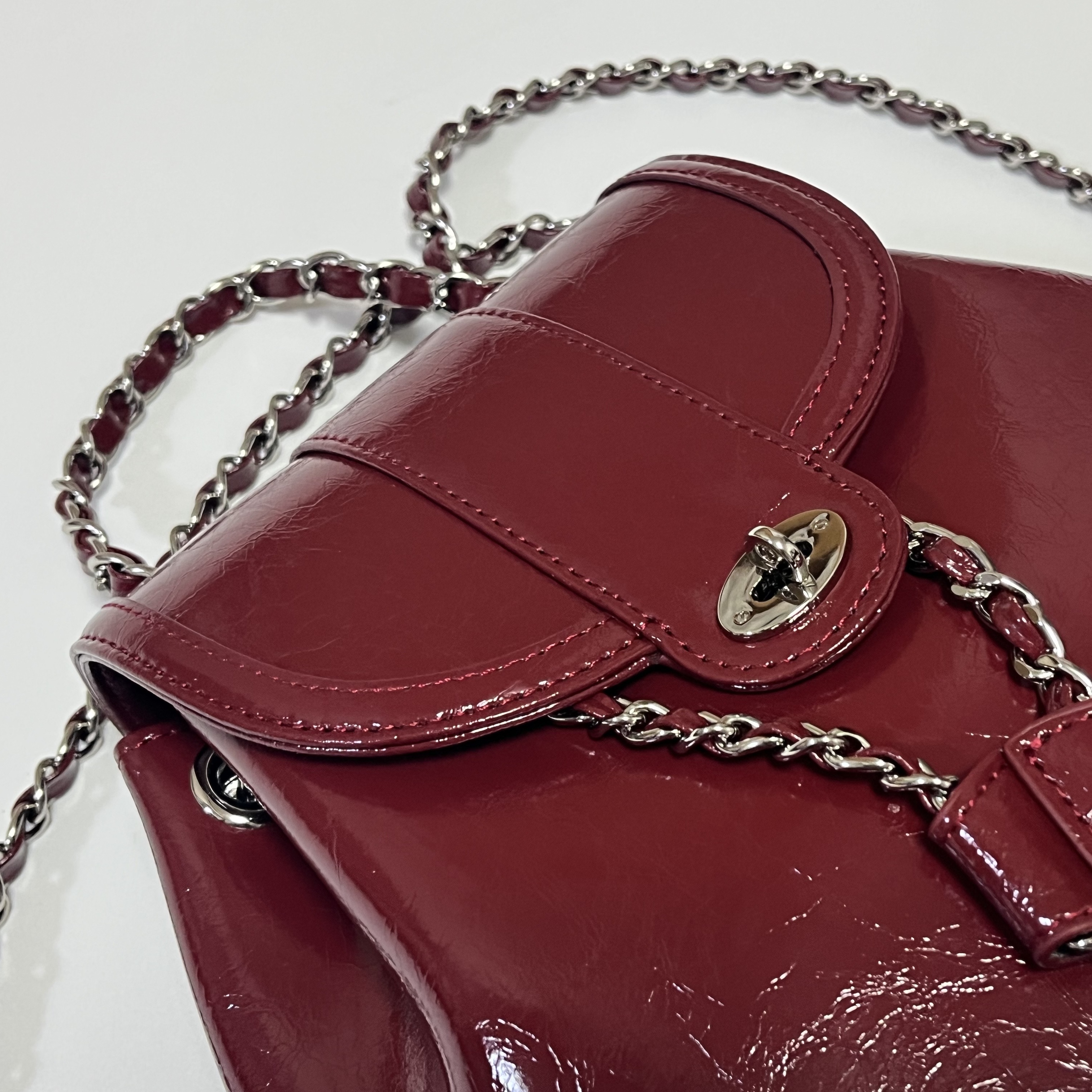 Cardinal Red Hawoo-A Bag Burgundy 착용 스타일 - 1