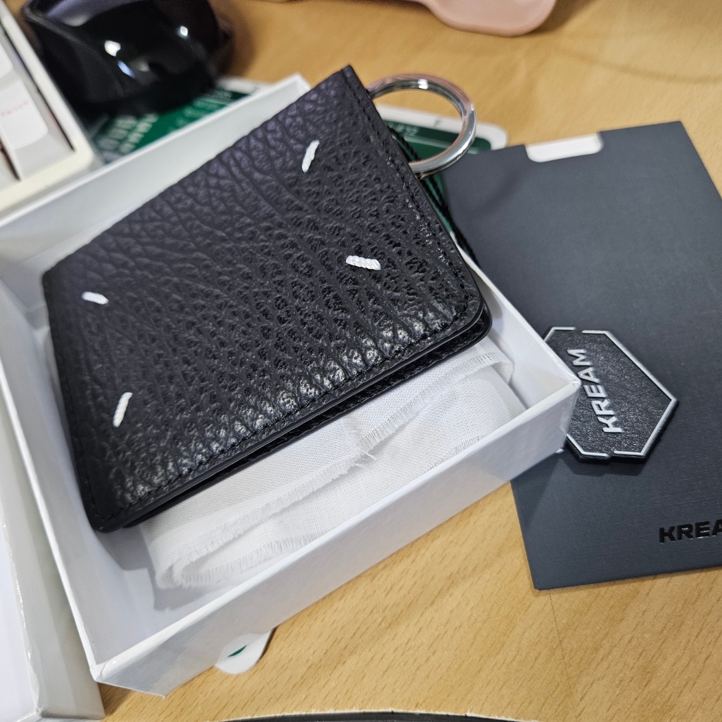 Maison Margiela Keyring Wallet Black 착용 스타일 - 1