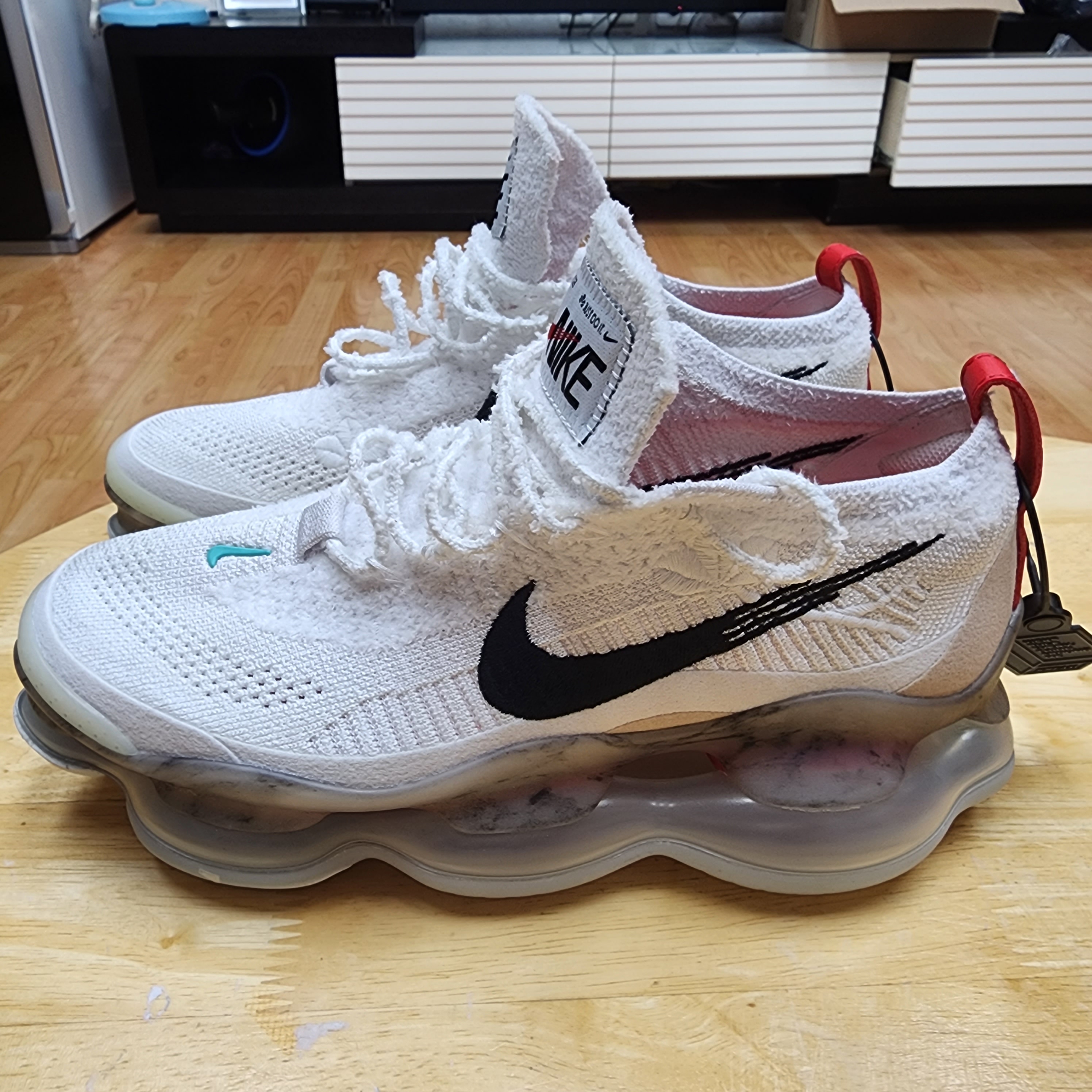 Nike Air Max Scorpion Flyknit Summit White 착용 스타일 - 2