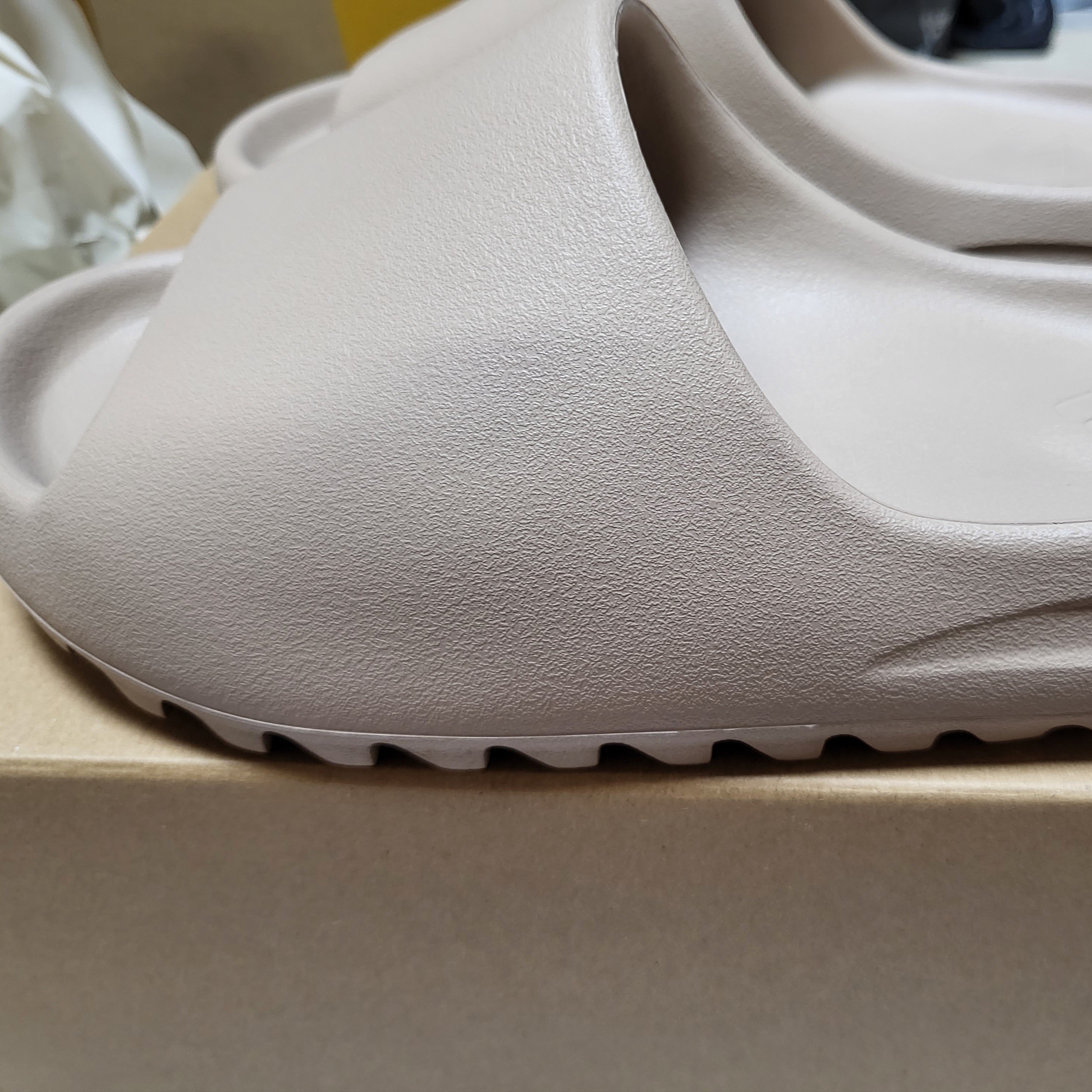 Adidas Yeezy Slide Pure - Re-Release Ver. 착용 스타일 - 1