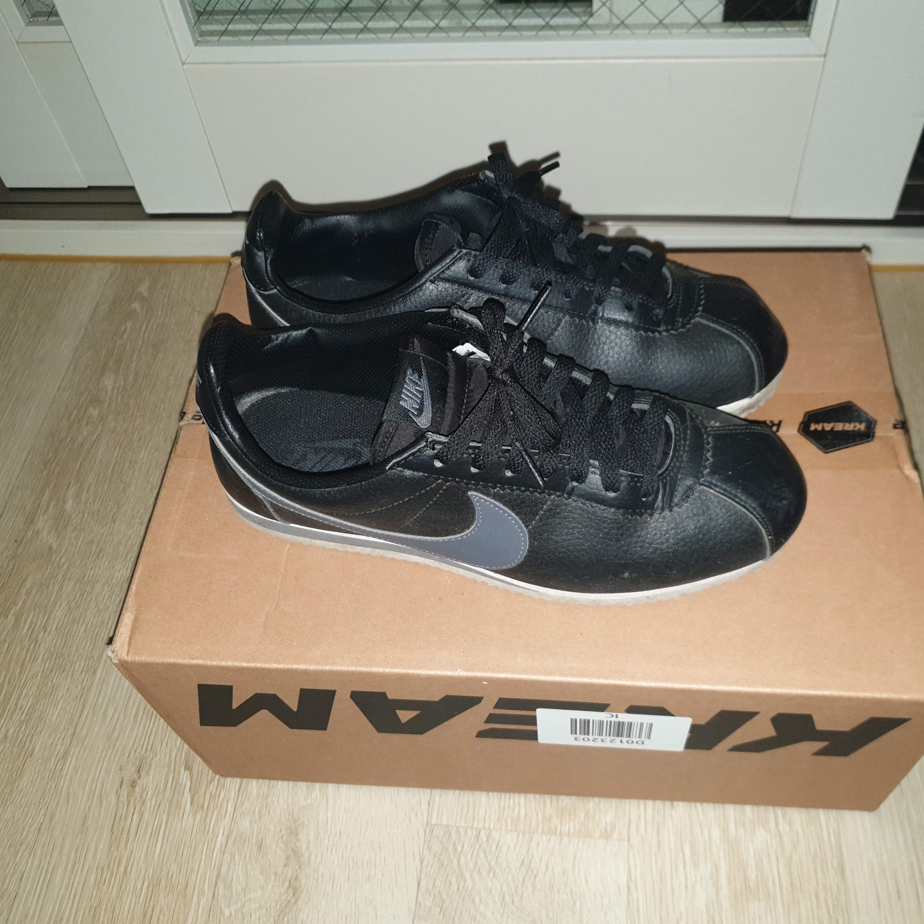 Nike Air Max 97 Triple Black, Nike Classic Cortez Leather Black Dark Grey 착용 스타일 - 3