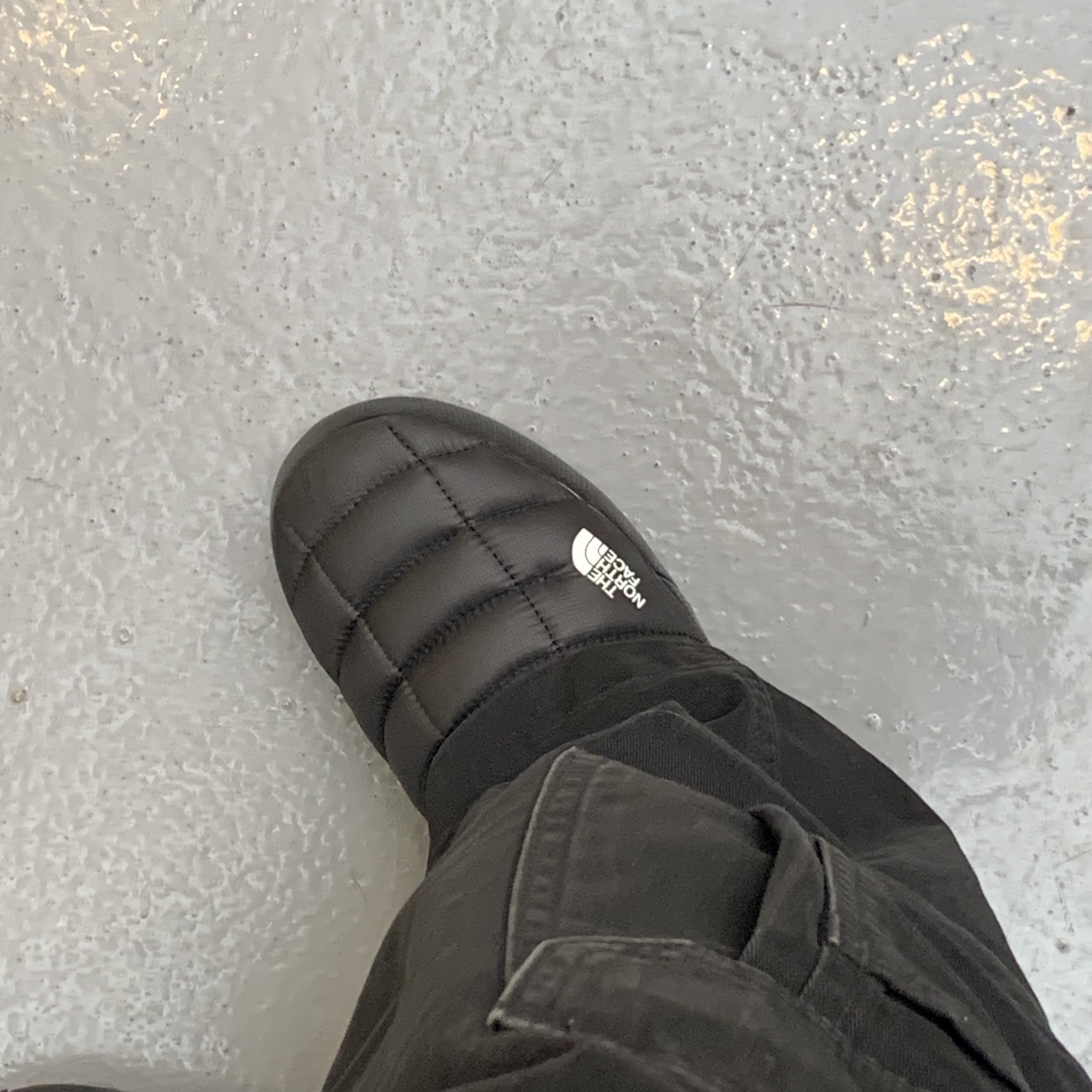 The North Face Thermoball Traction Mule V Black 착용 스타일