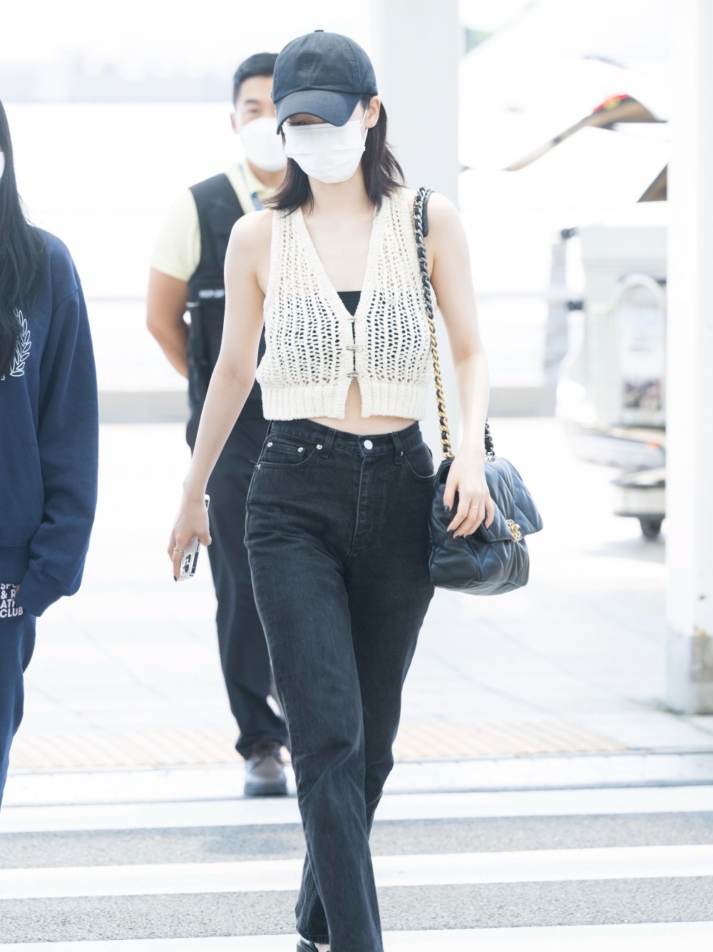 Chanel Large 19 Handbag Lambskin & Gold Black 착용 스타일