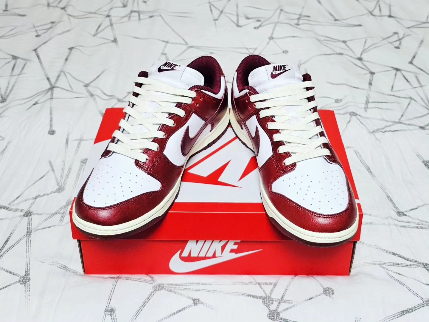(W) Nike Dunk Low Retro PRM Team Red and White 착용 스타일 - 3