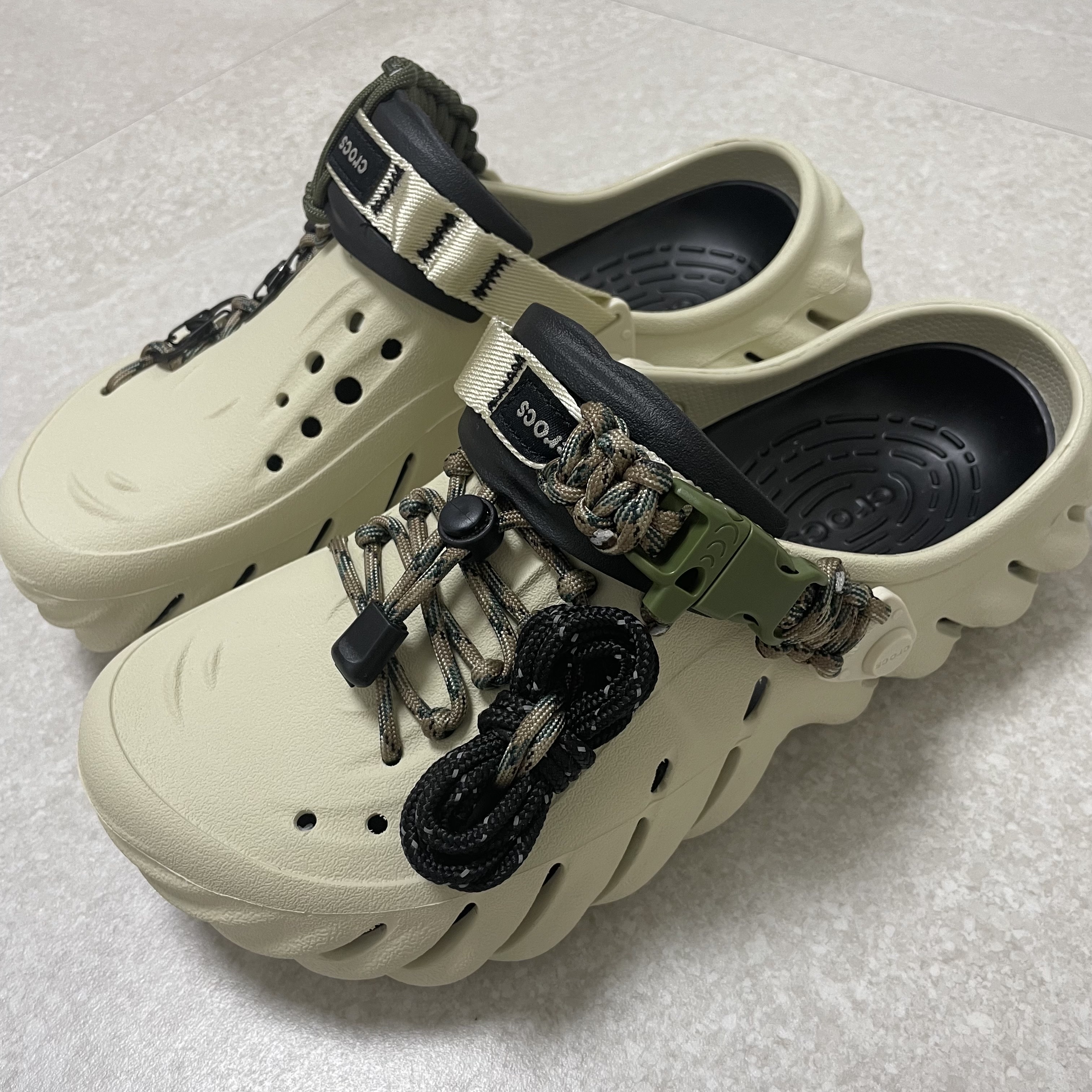 Crocs Echo Clog Bone Black 착용 스타일