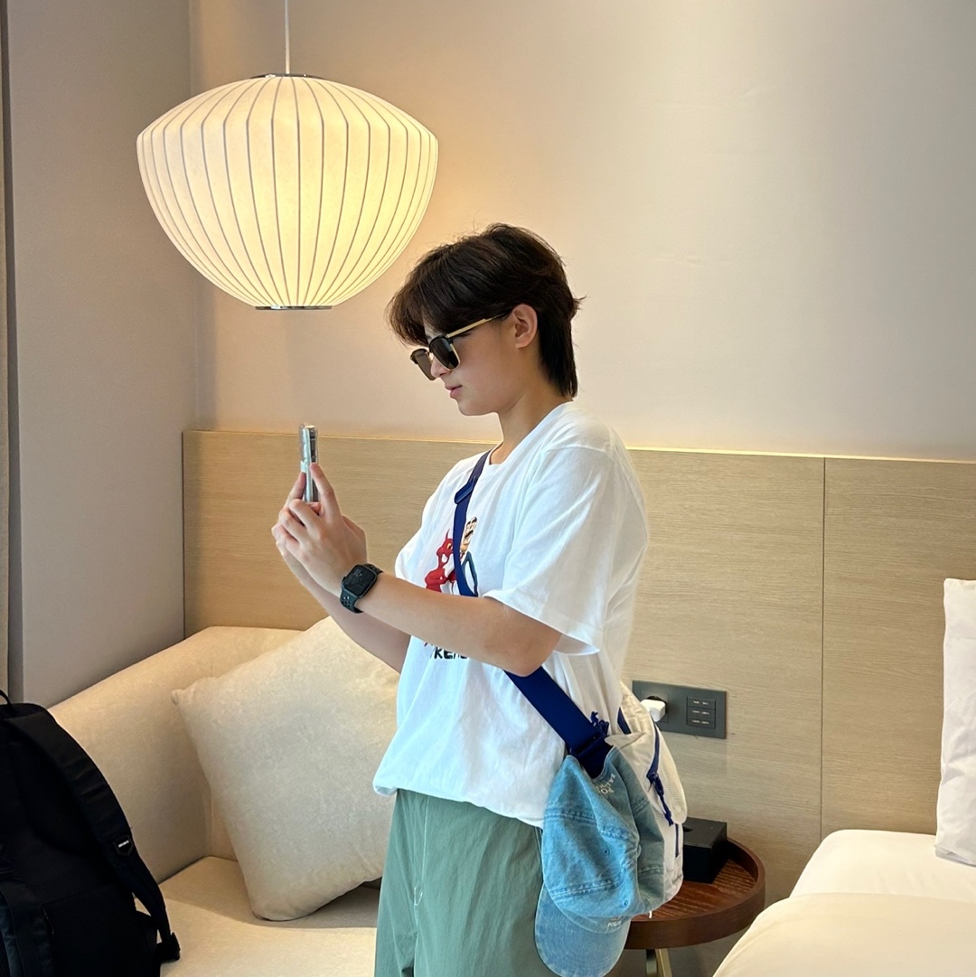 Supreme Business T-Shirt White - 23SS, Supreme Small Messenger Bag Silver - 22SS 착용 스타일 - 2