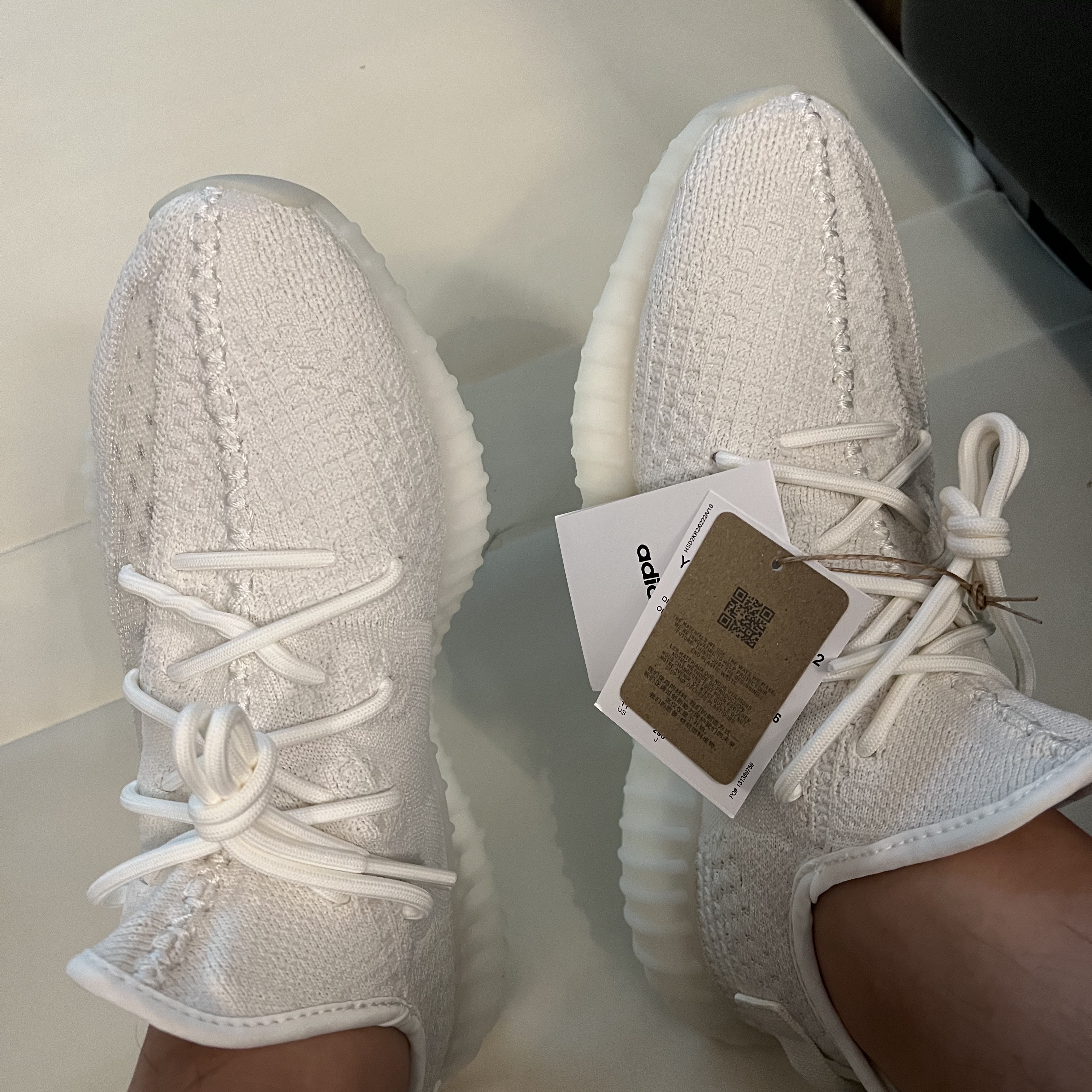 Adidas Yeezy Boost 350 V2 Bone 착용 스타일 - 1
