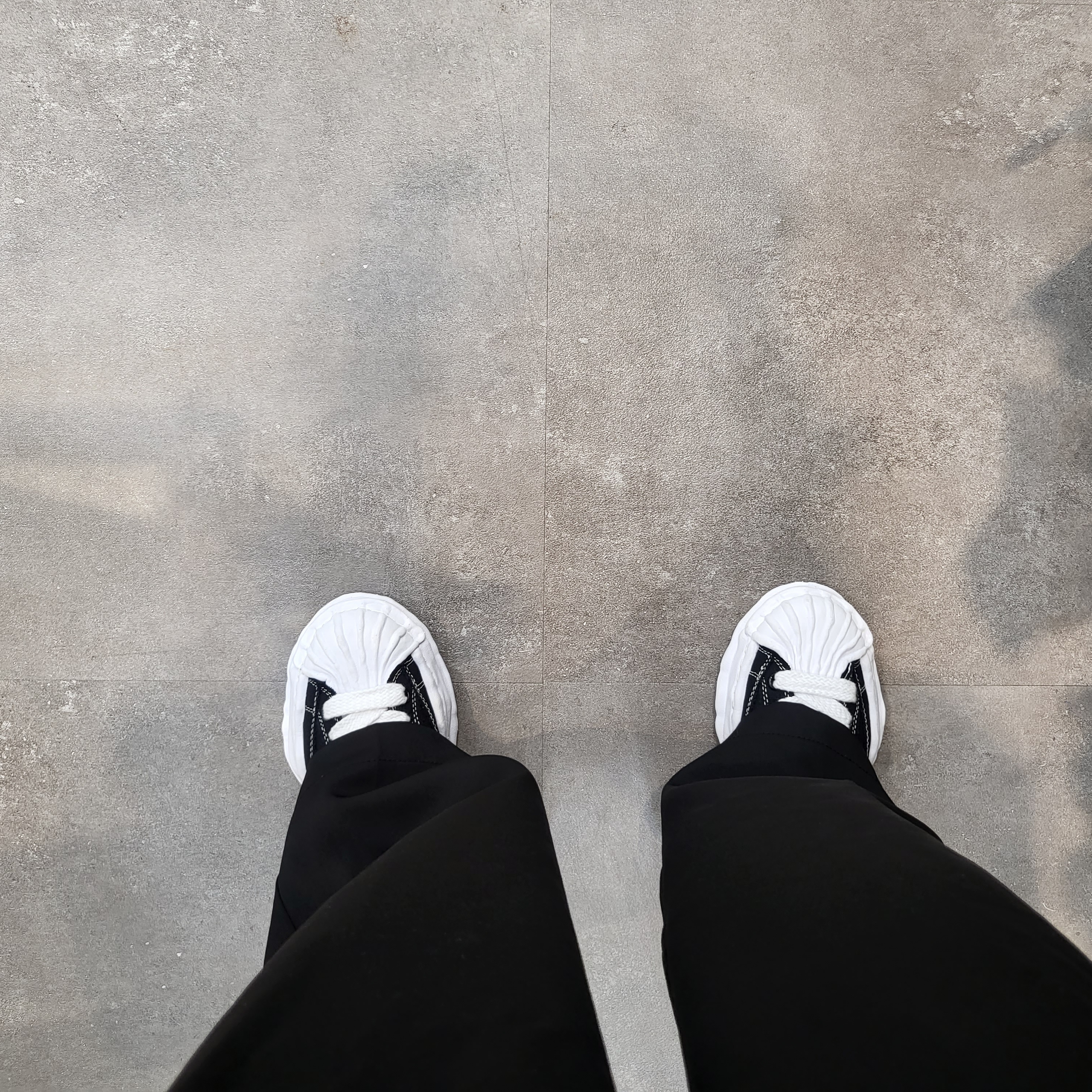 Maison Mihara Yasuhiro Blakey OG Sole Canvas Low-top Sneakers Black White 착용 스타일
