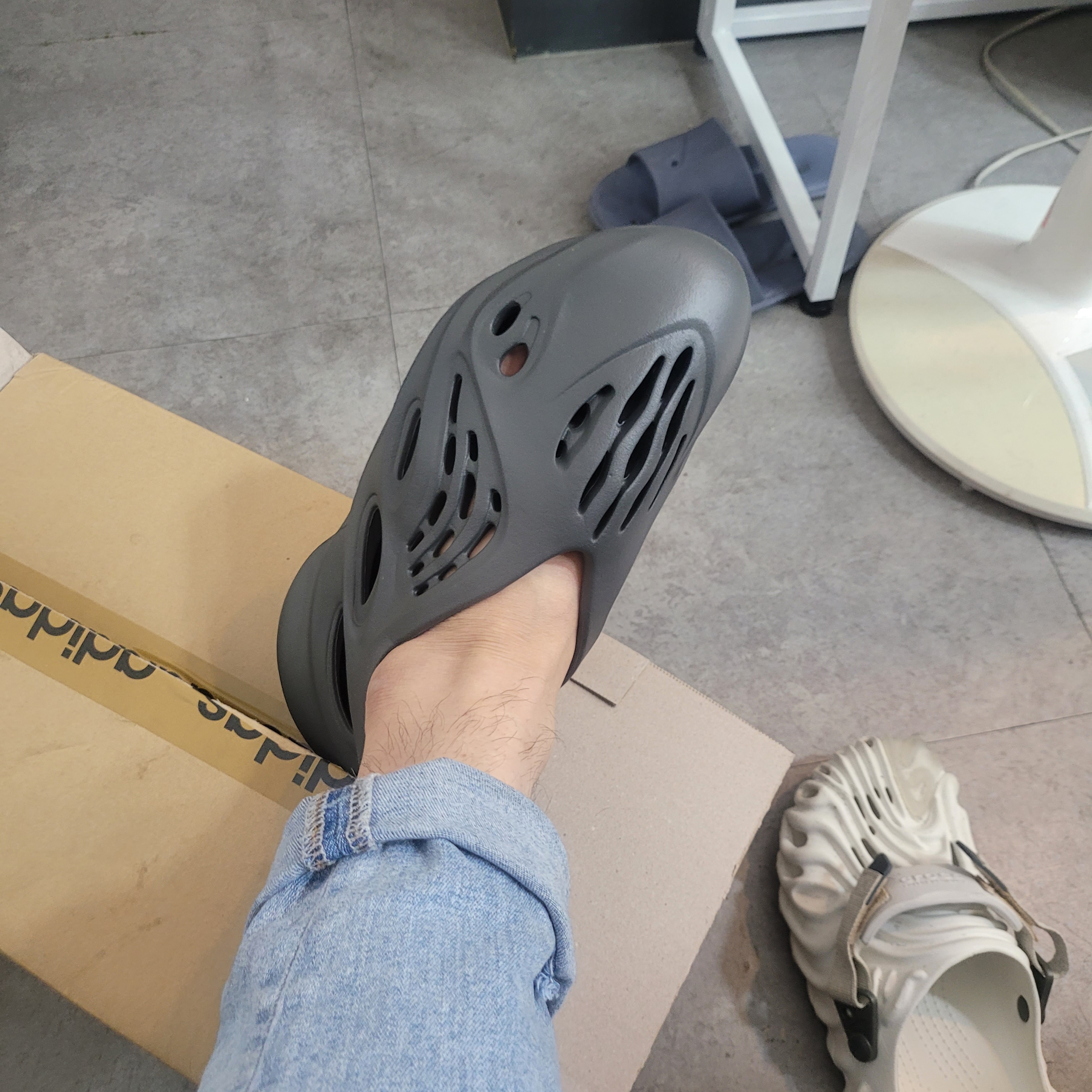 Adidas Yeezy Foam RNNR Carbon 착용 스타일 - 1