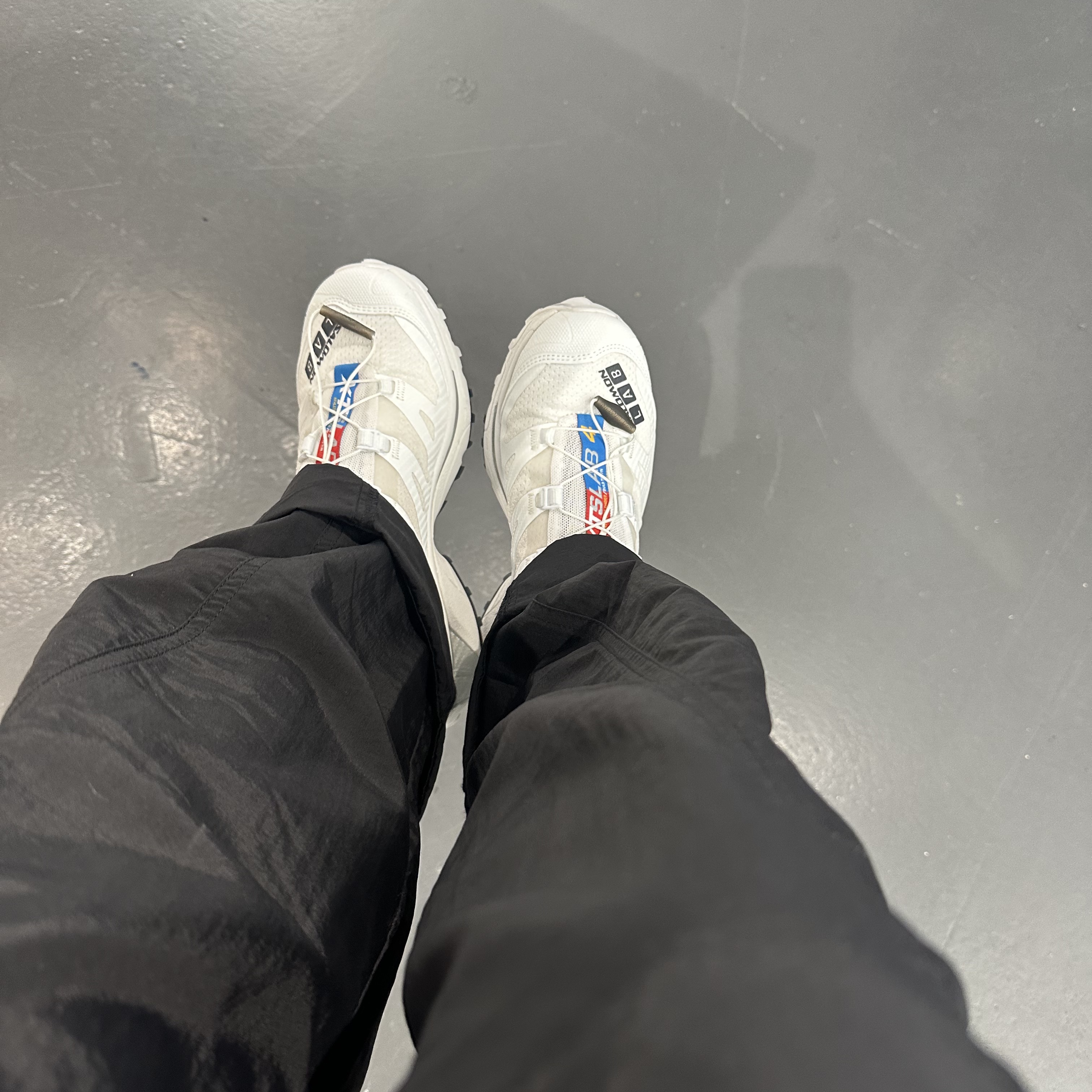 Salomon XT-4 White Lunar Rock 착용 스타일 - 1