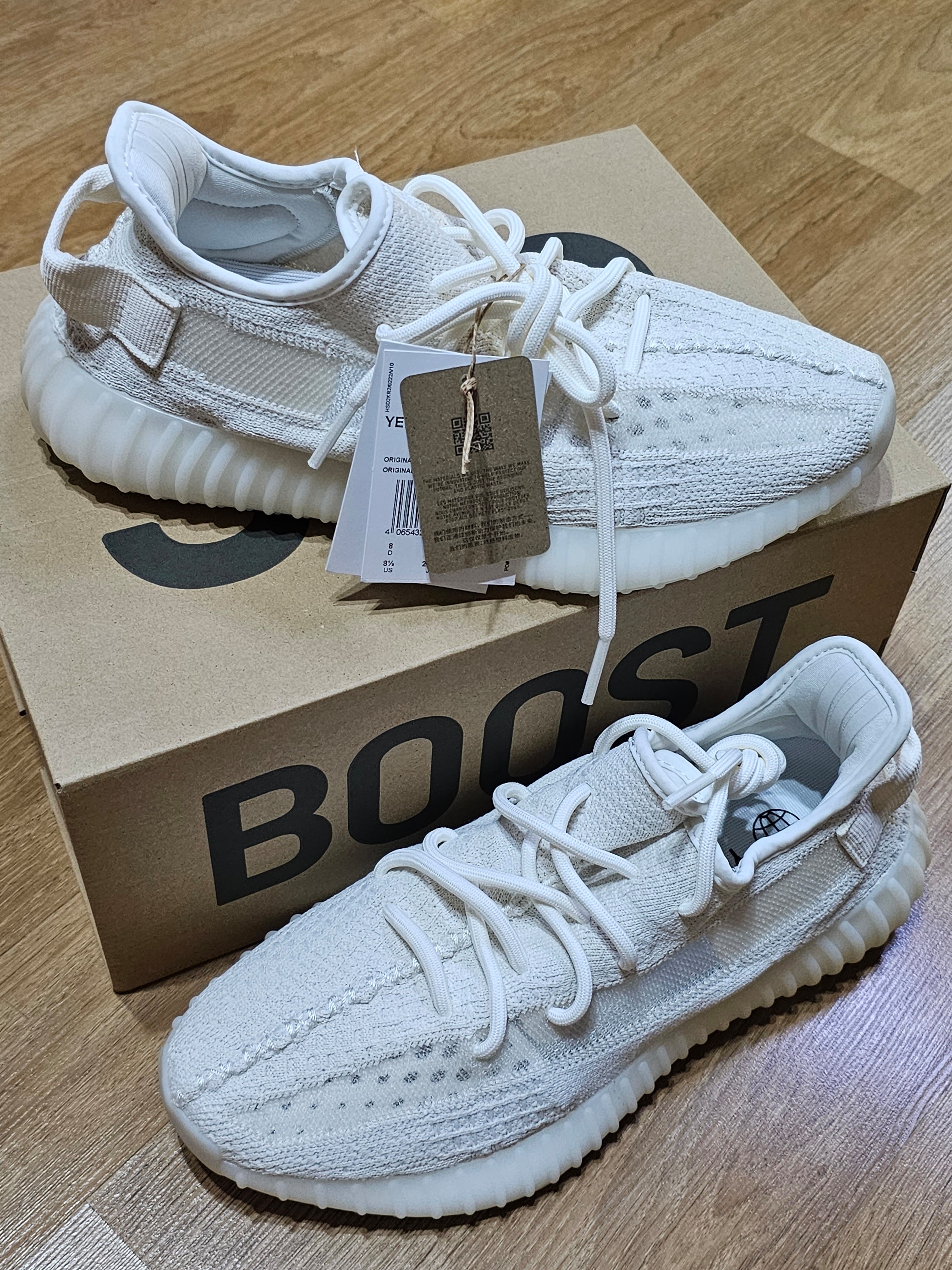 Adidas Yeezy Boost 350 V2 Bone 착용 스타일
