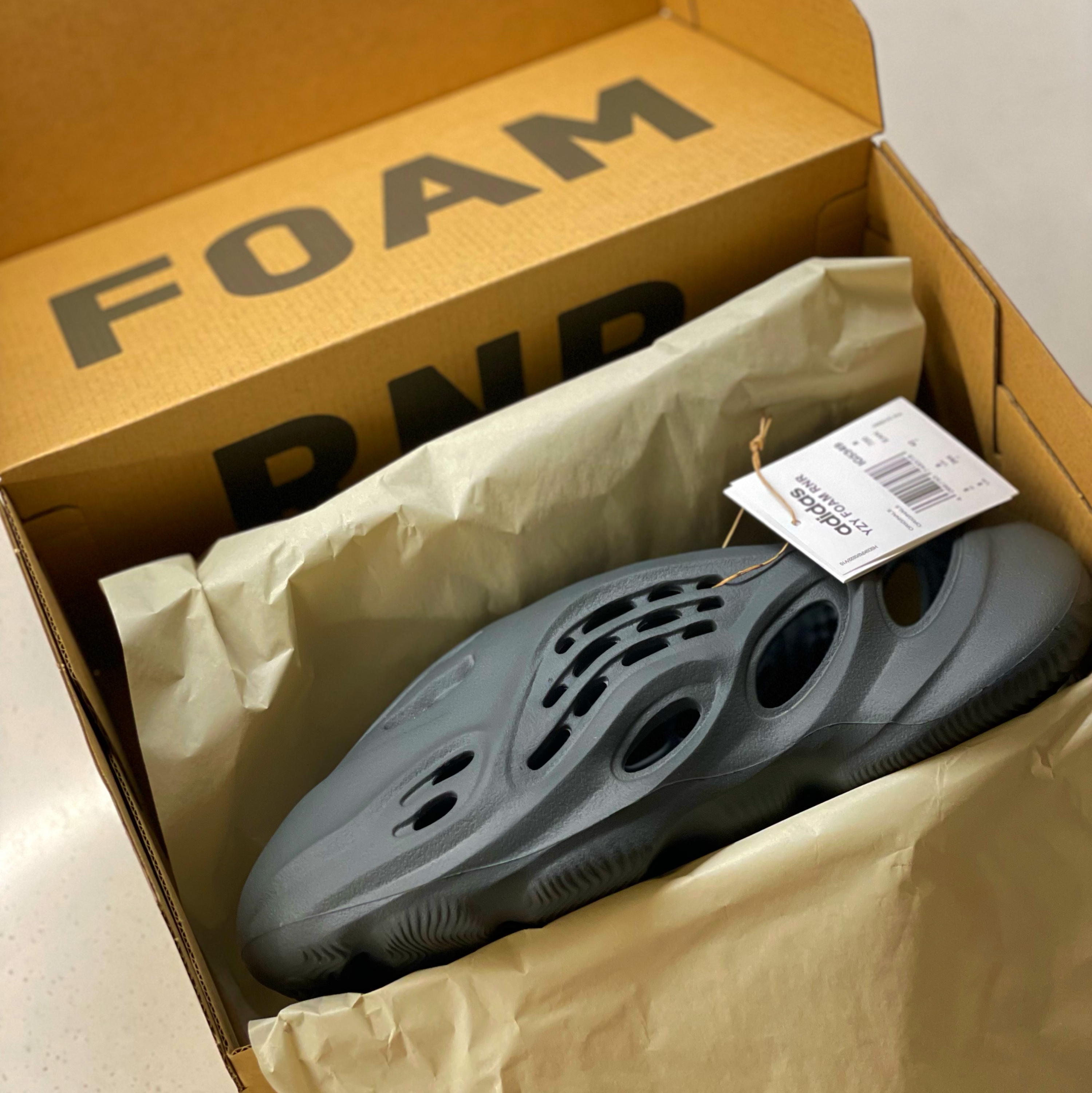 Adidas Yeezy Foam RNNR Carbon 착용 스타일