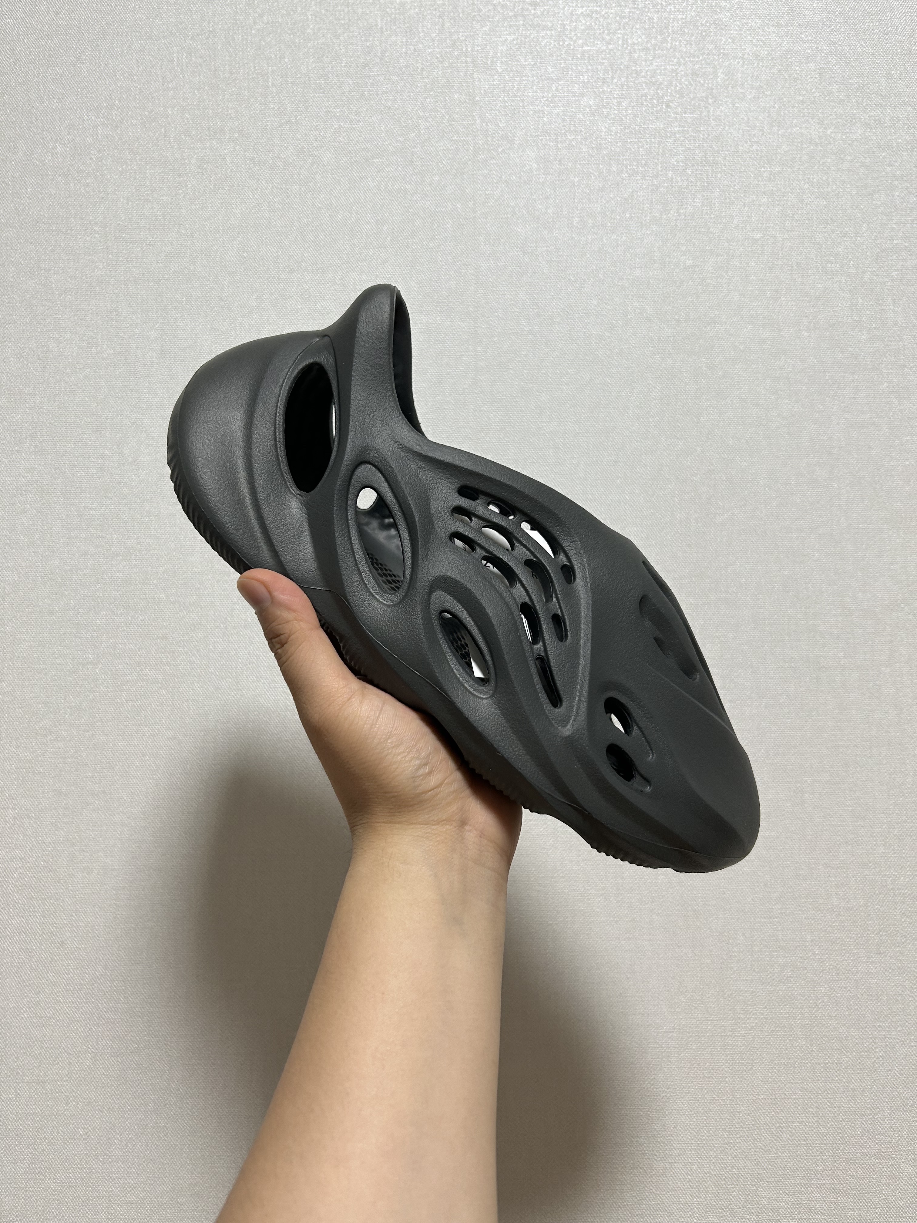 Adidas Yeezy Foam RNNR Carbon 착용 스타일