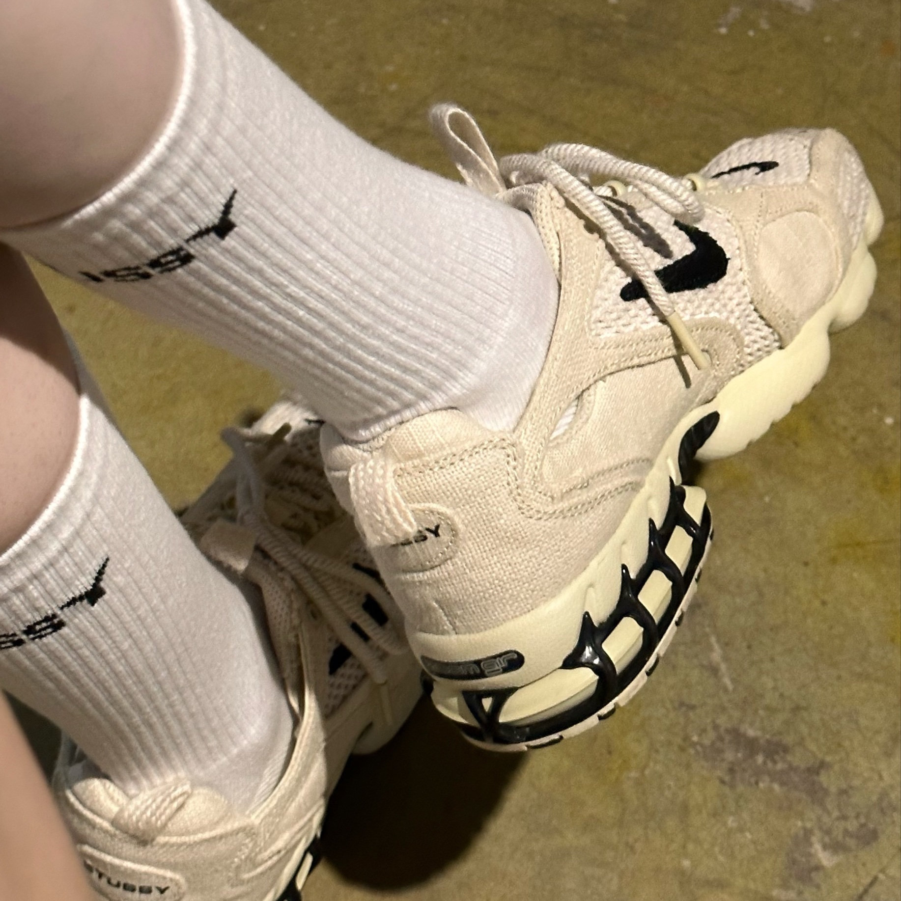 Nike x Stussy Air Zoom Spiridon Cage 2 Fossil, Nike x Stussy NRG Crew Socks White Black 착용 스타일