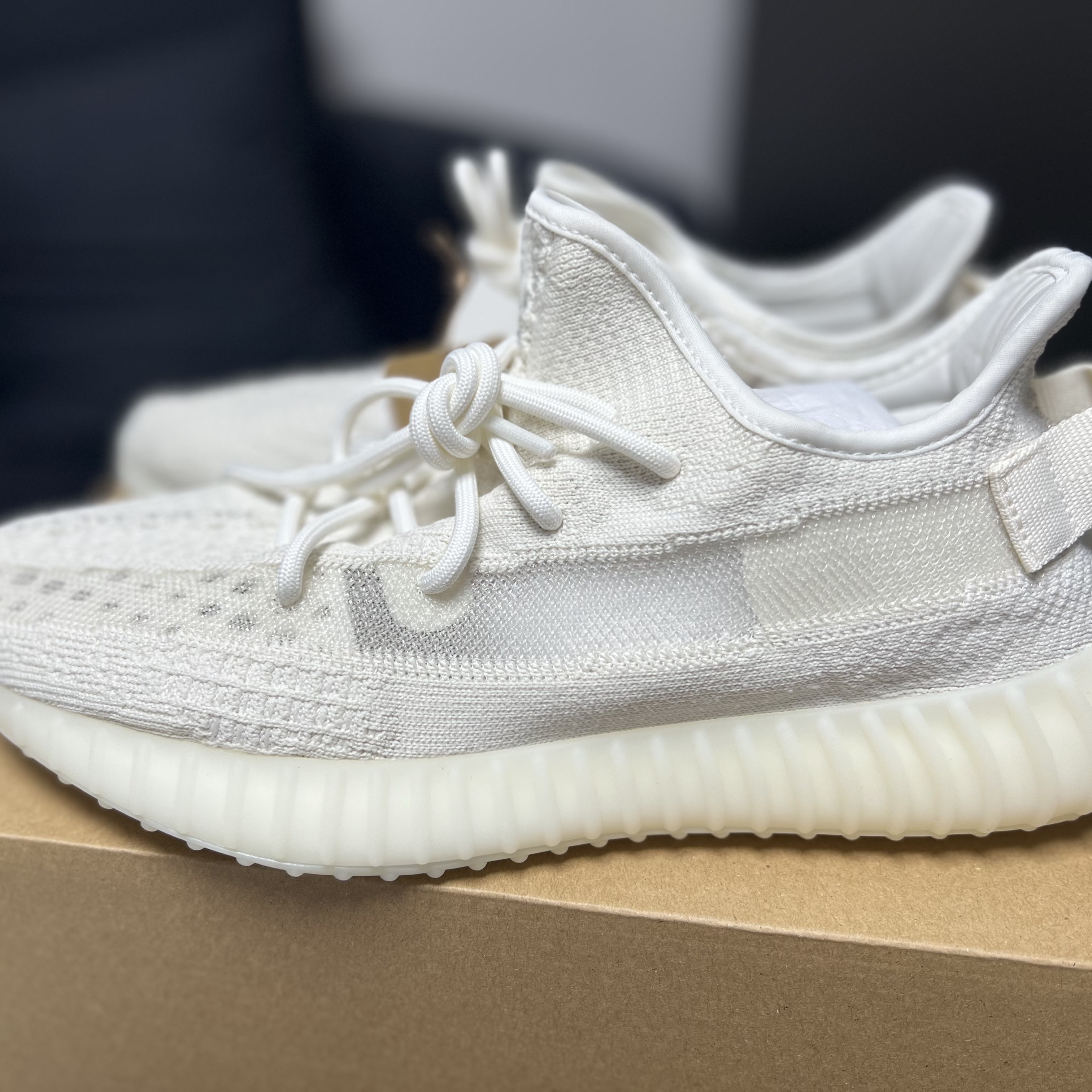 Adidas Yeezy Boost 350 V2 Bone 착용 스타일 - 2