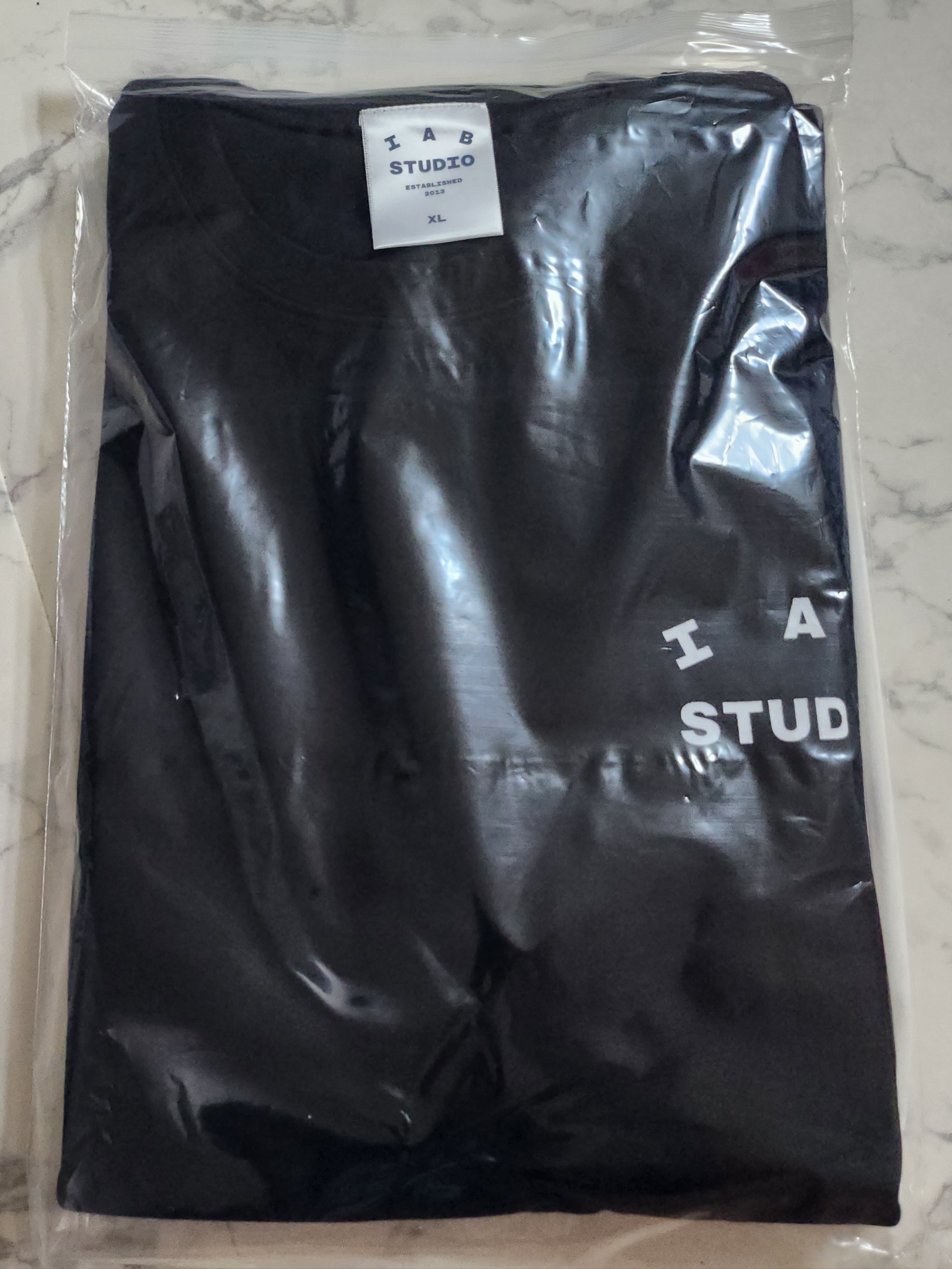 IAB Studio 10th Anniversary T-Shirts Pack White & Black (2 Pack) 착용 스타일 - 3