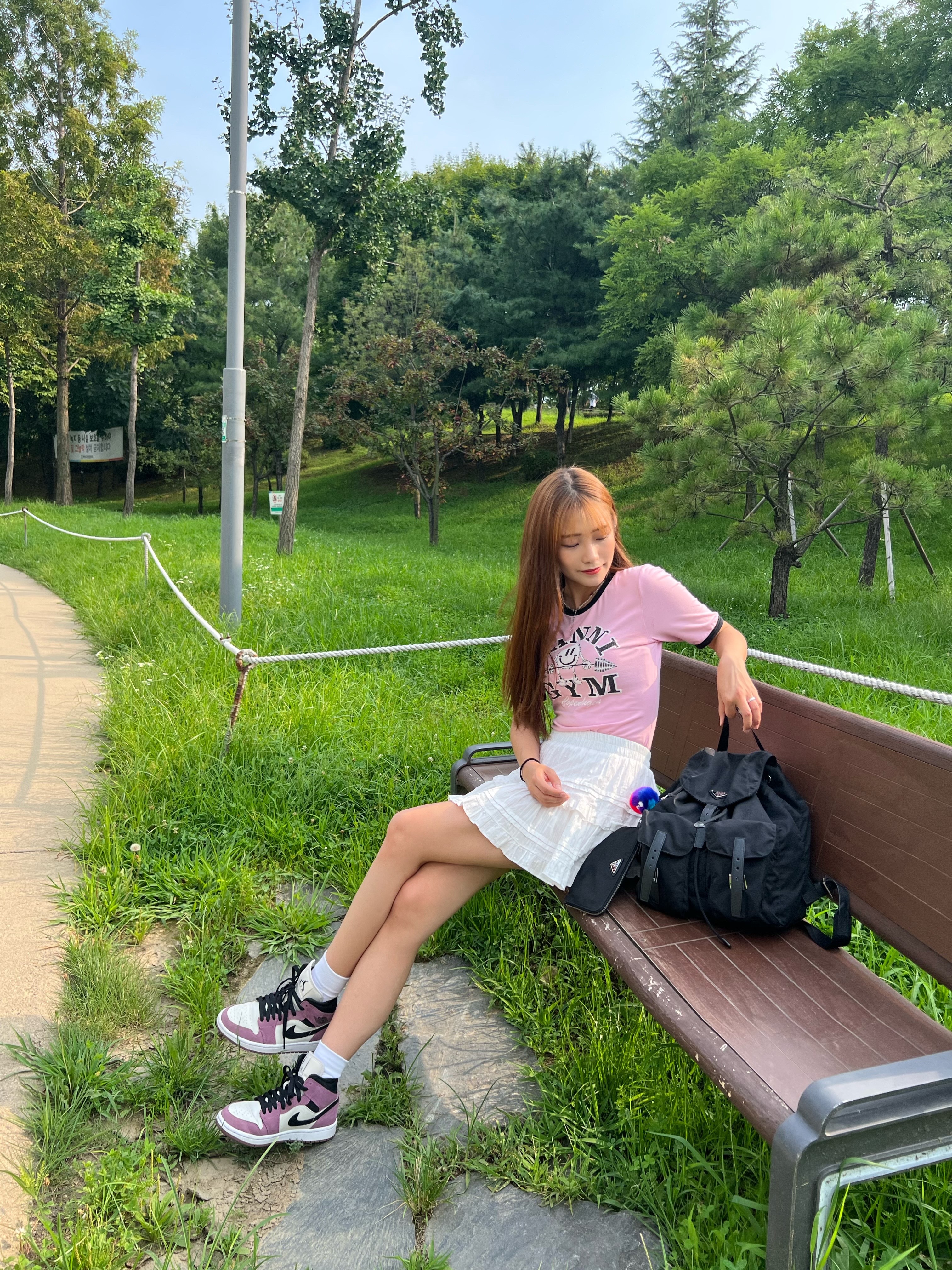 (W) Ganni Gym Logo T-Shirt Bonbon, Prada Re-Nylon Medium Backpack Black 착용 스타일 - 2