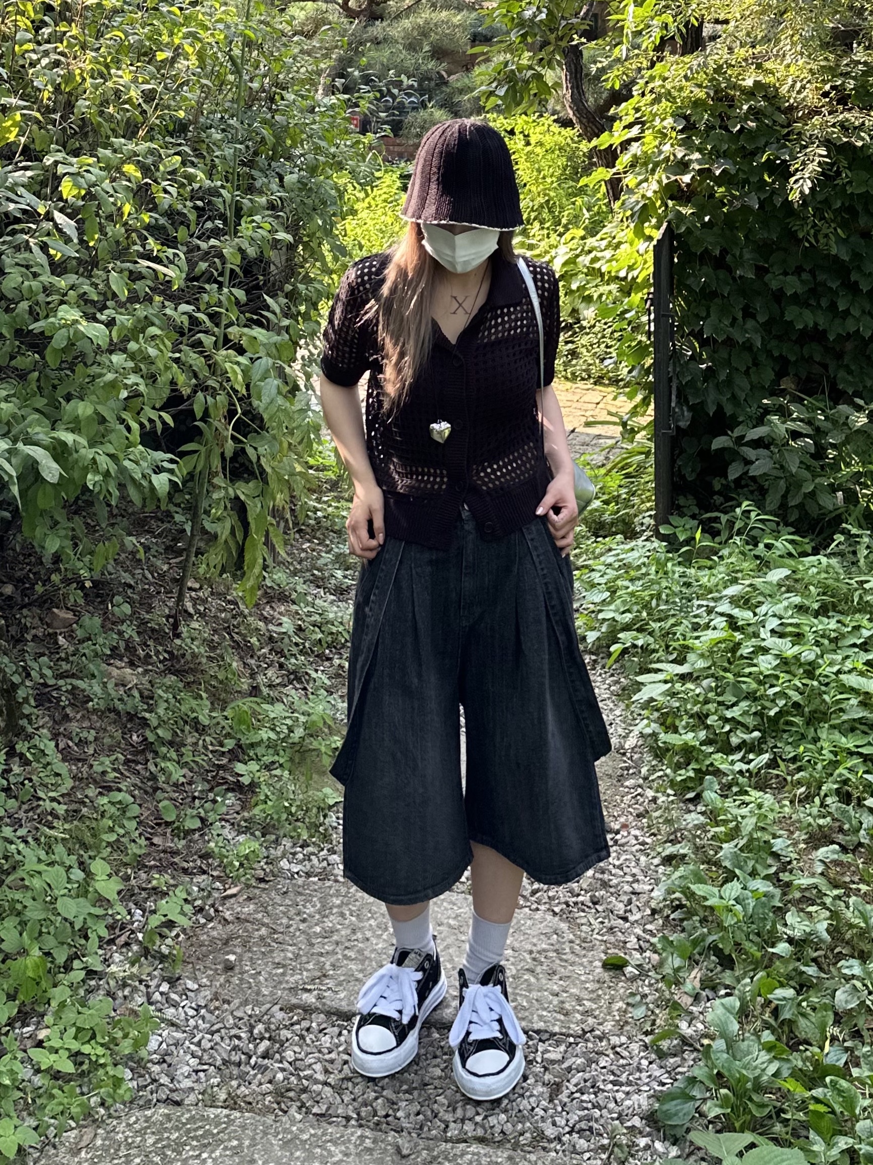 Bottega Veneta Mini Leather Cassette Parakeet, Maison Mihara Yasuhiro Peterson OG Sole Canvas Low Sneakers Black 착용 스타일 - 2