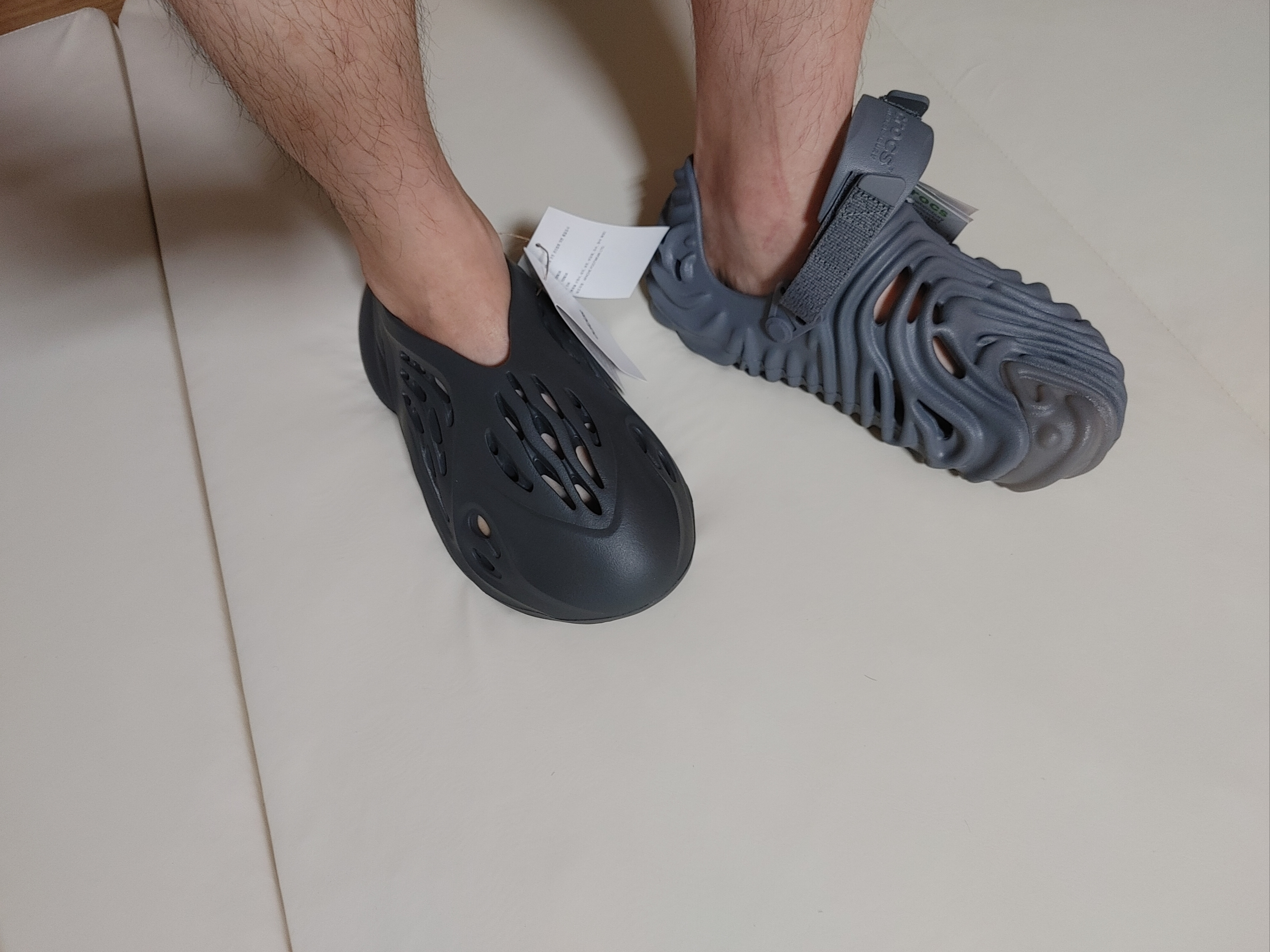 Adidas Yeezy Foam RNNR Carbon, Crocs x Salehe Bembury Pollex Clog Niagara 착용 스타일 - 1