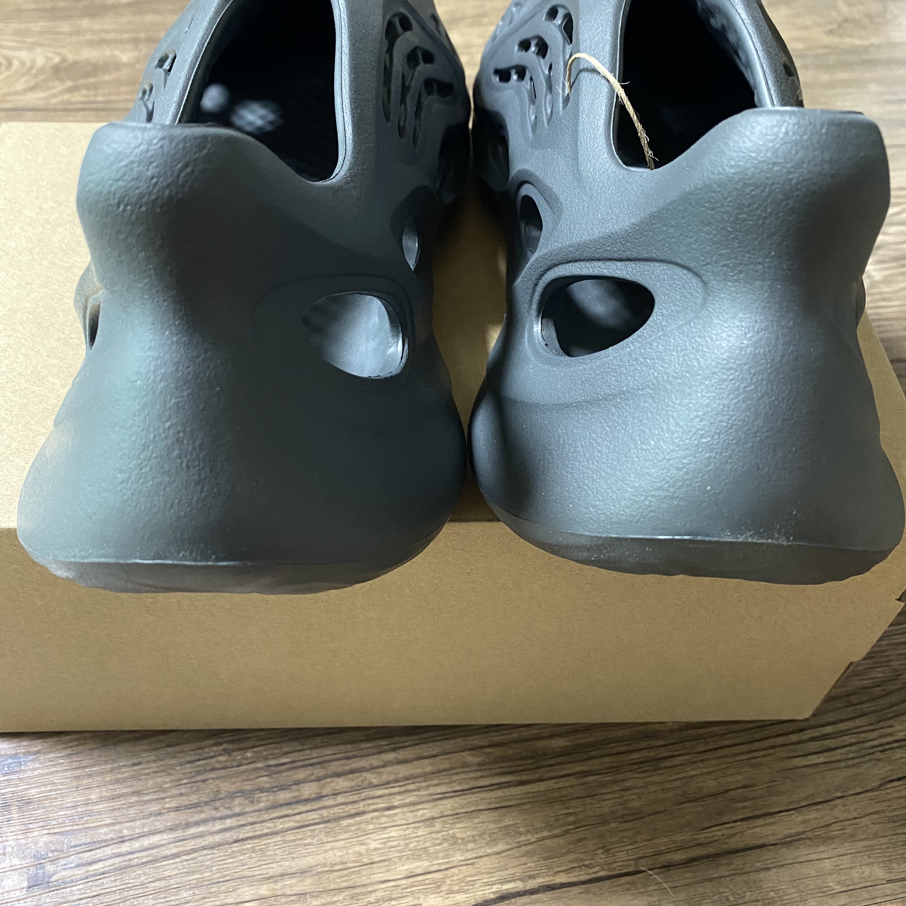 Adidas Yeezy Foam RNNR Carbon 착용 스타일 - 4