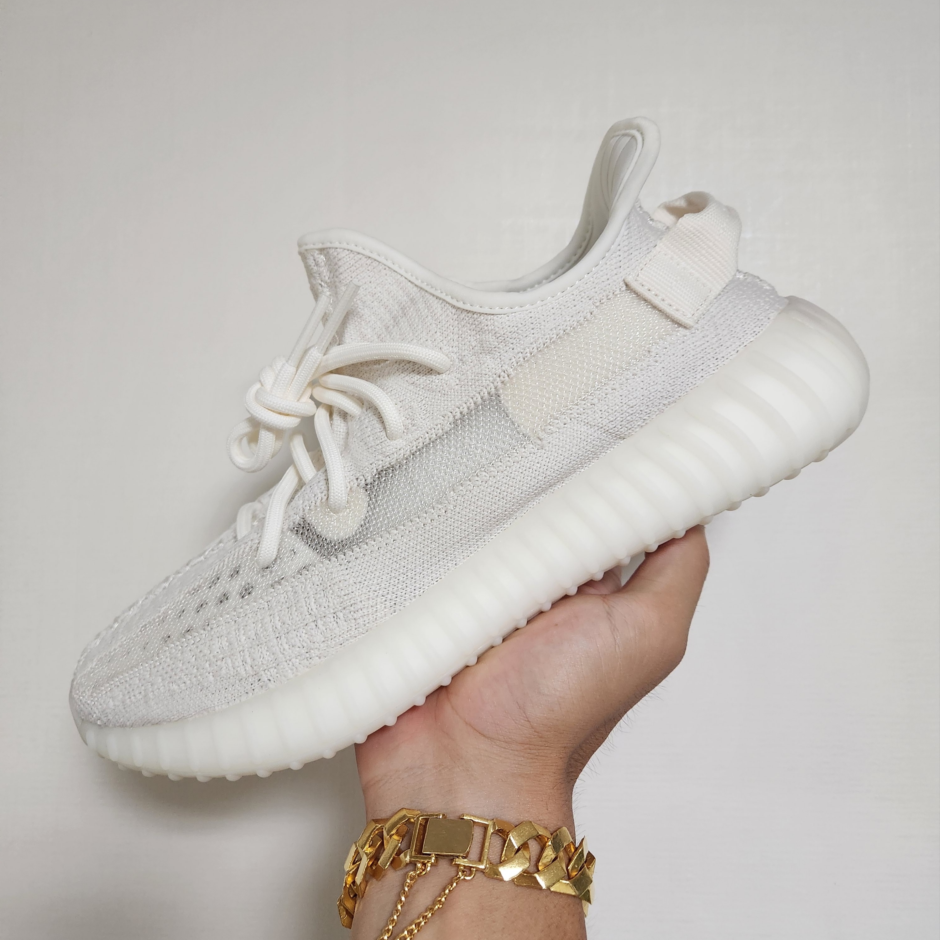 Adidas Yeezy Boost 350 V2 Bone 착용 스타일