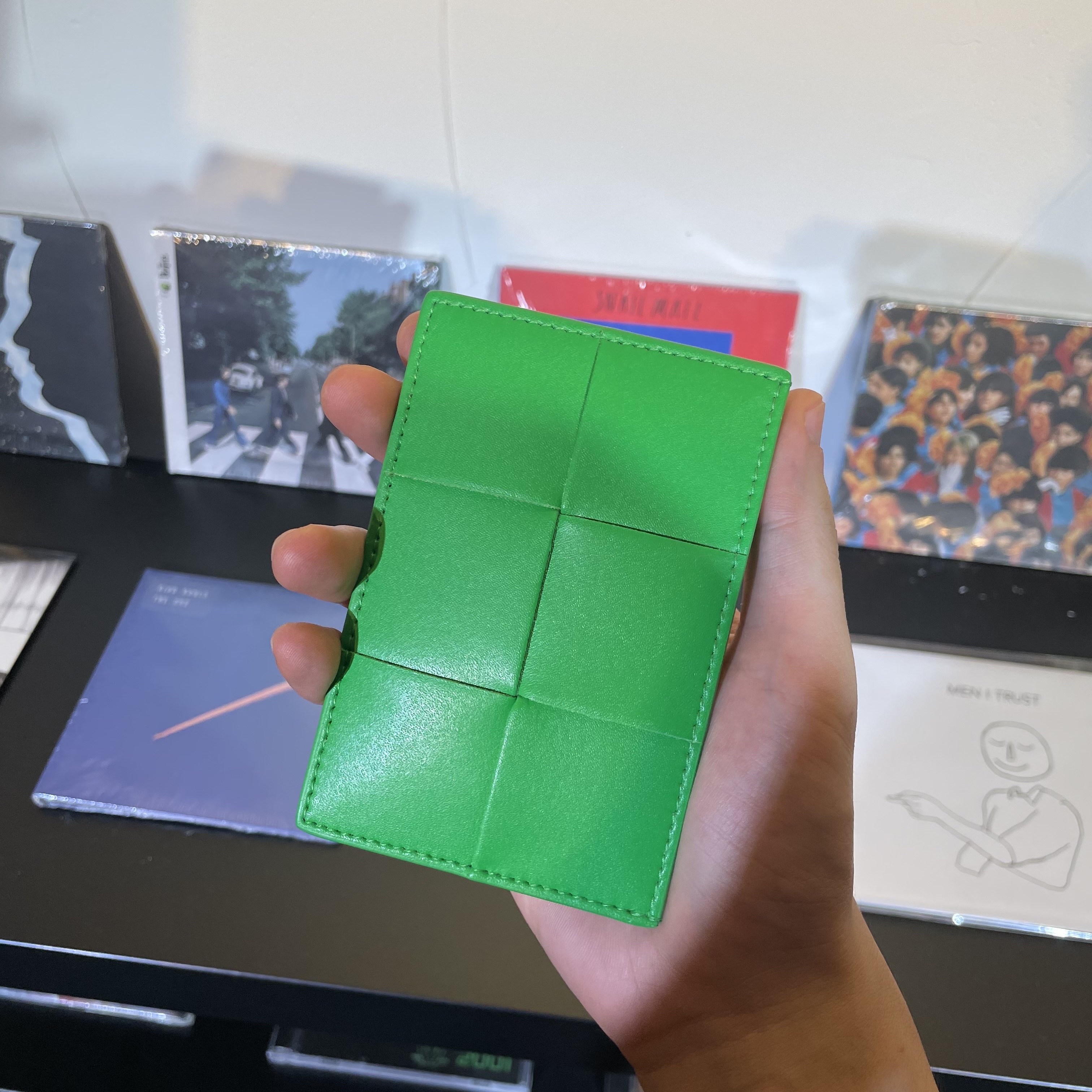 Bottega Veneta Credit Card Case Calfskin Parakeet 착용 스타일 - 2