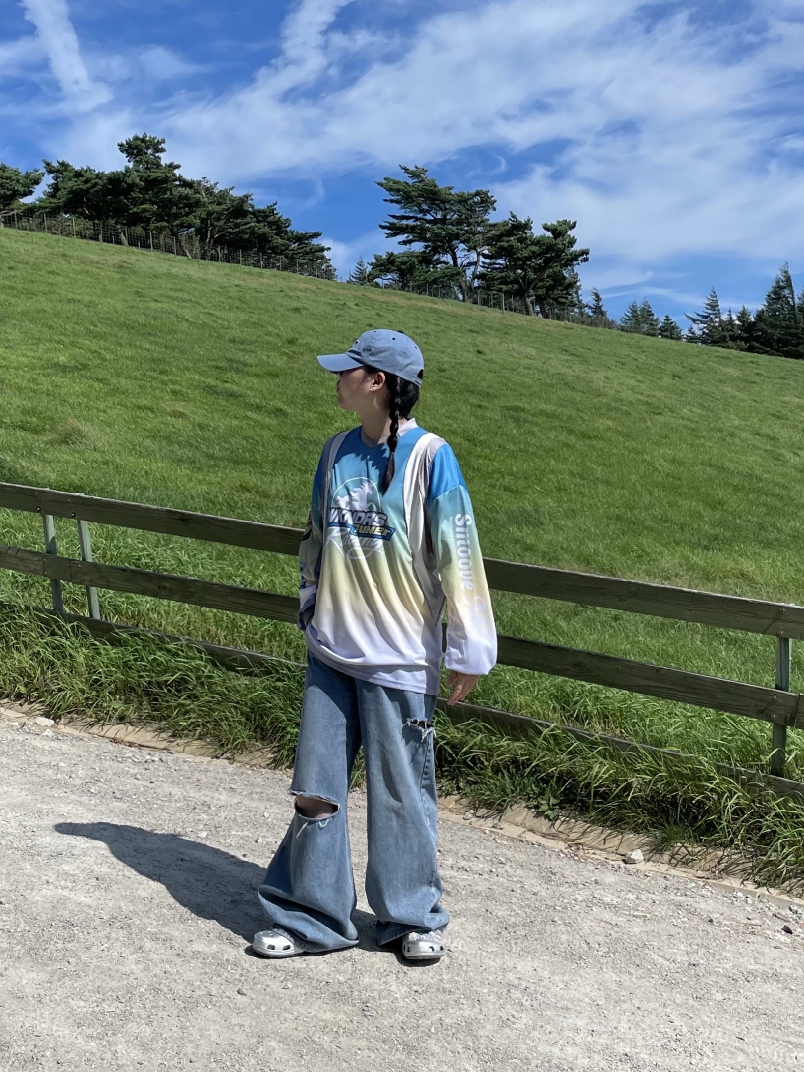 Crocs Classic Metallic Clog Silver 착용 스타일 - 1