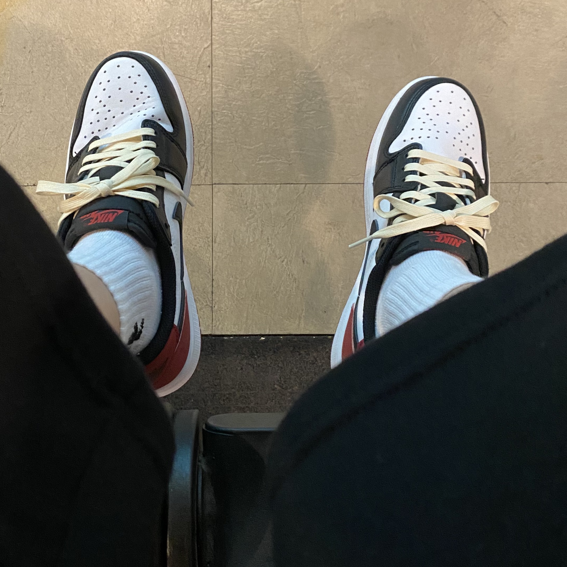 Jordan 1 Retro Low OG Black Toe 착용 스타일 - 2