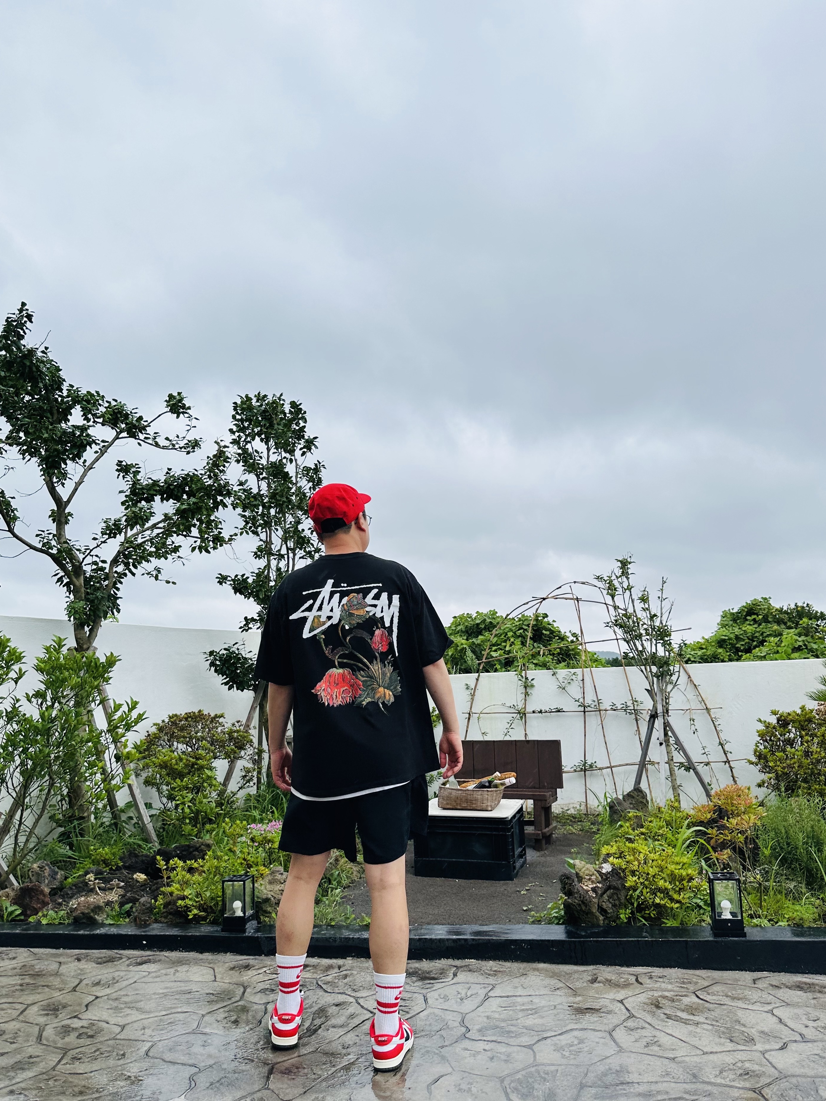 Nike x Undercover NRG AW84 TC Adjustable Cap Red, Stussy Withered Flower T-Shirt Black 착용 스타일 - 1