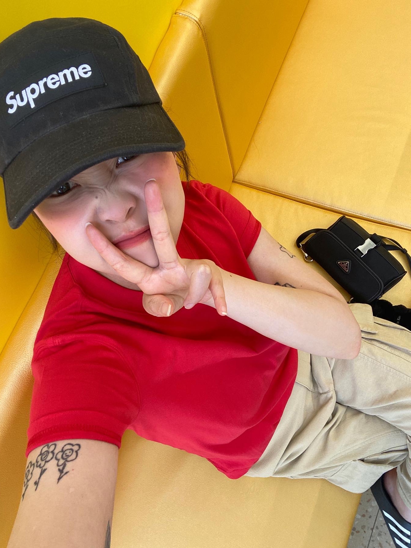 Supreme Washed Chino Twill Camp Cap Black, Matin Kim Black Bunny Toy Keyring Black 착용 스타일 - 3