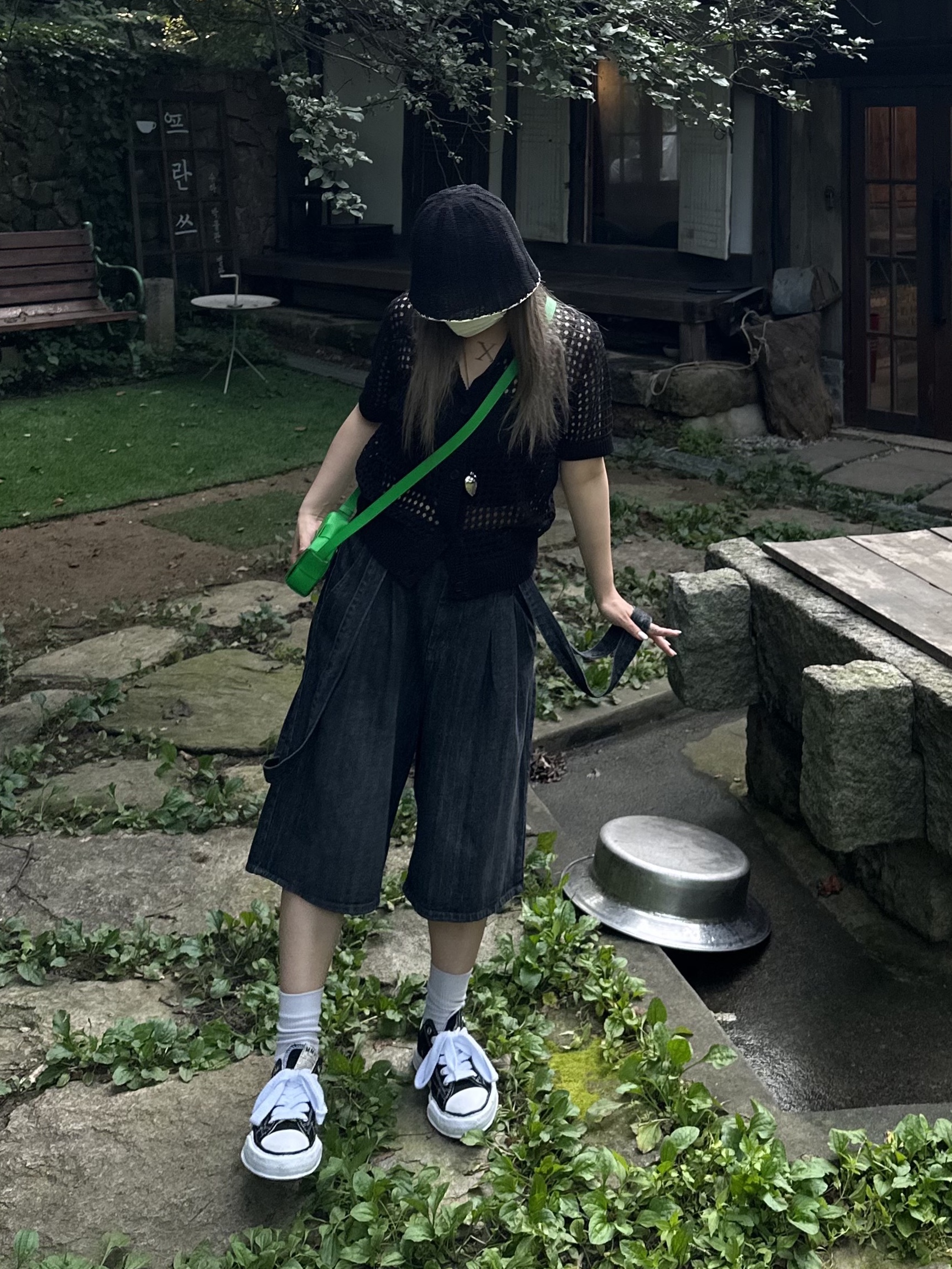 Bottega Veneta Mini Leather Cassette Parakeet, Maison Mihara Yasuhiro Peterson OG Sole Canvas Low Sneakers Black 착용 스타일 - 1