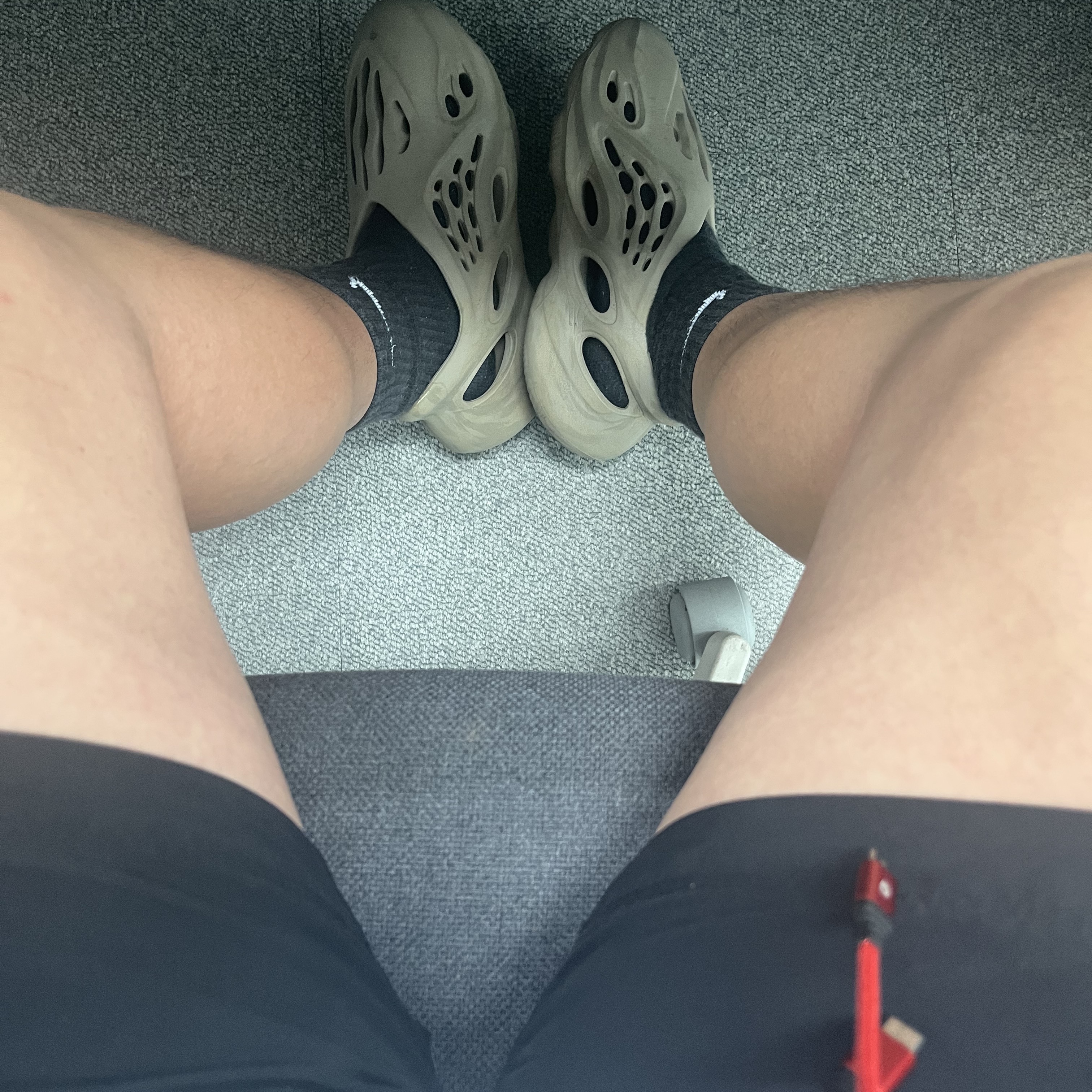 Adidas Yeezy Foam RNNR Stone Sage 착용 스타일
