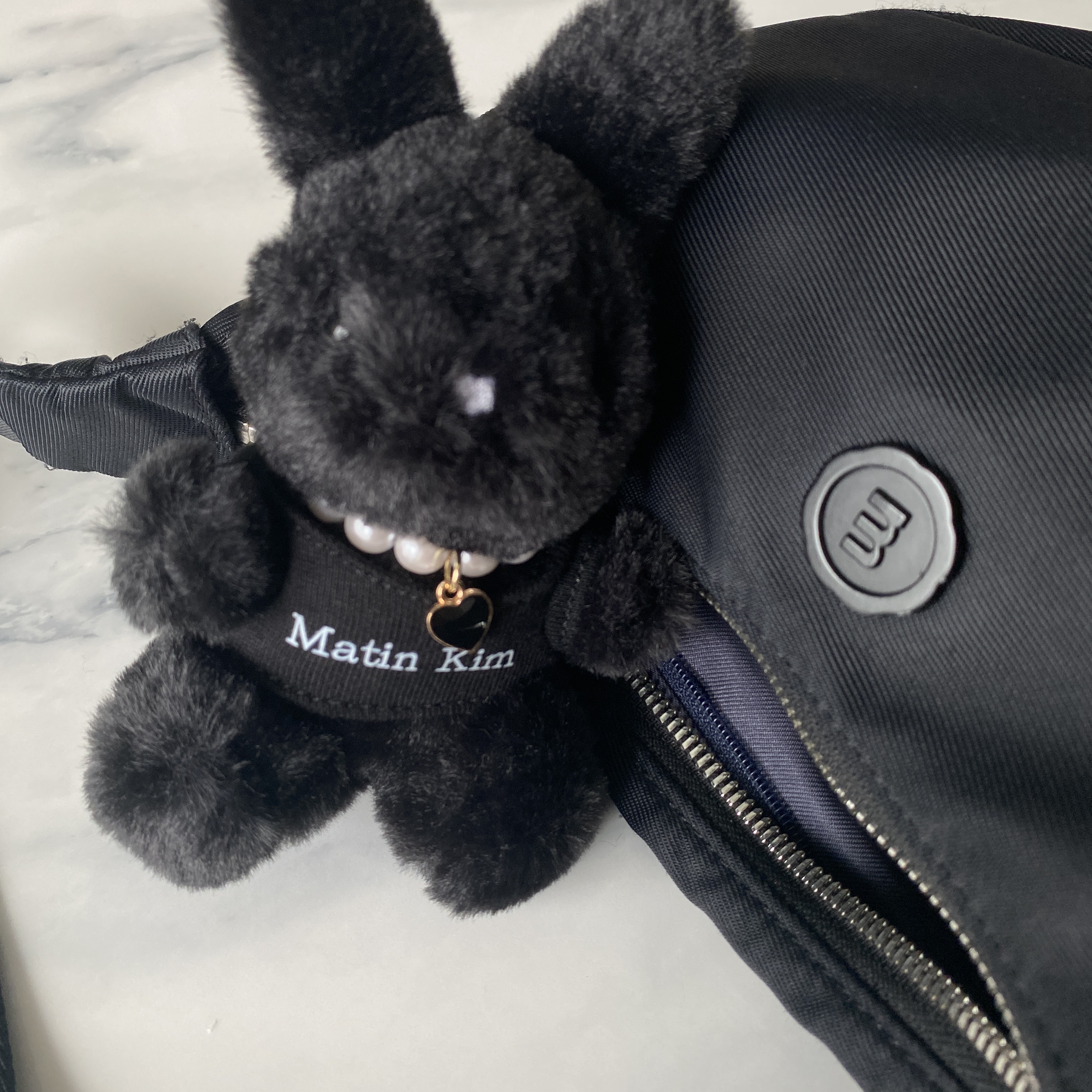 Matin Kim Black Bunny Toy Keyring Black 착용 스타일 - 2