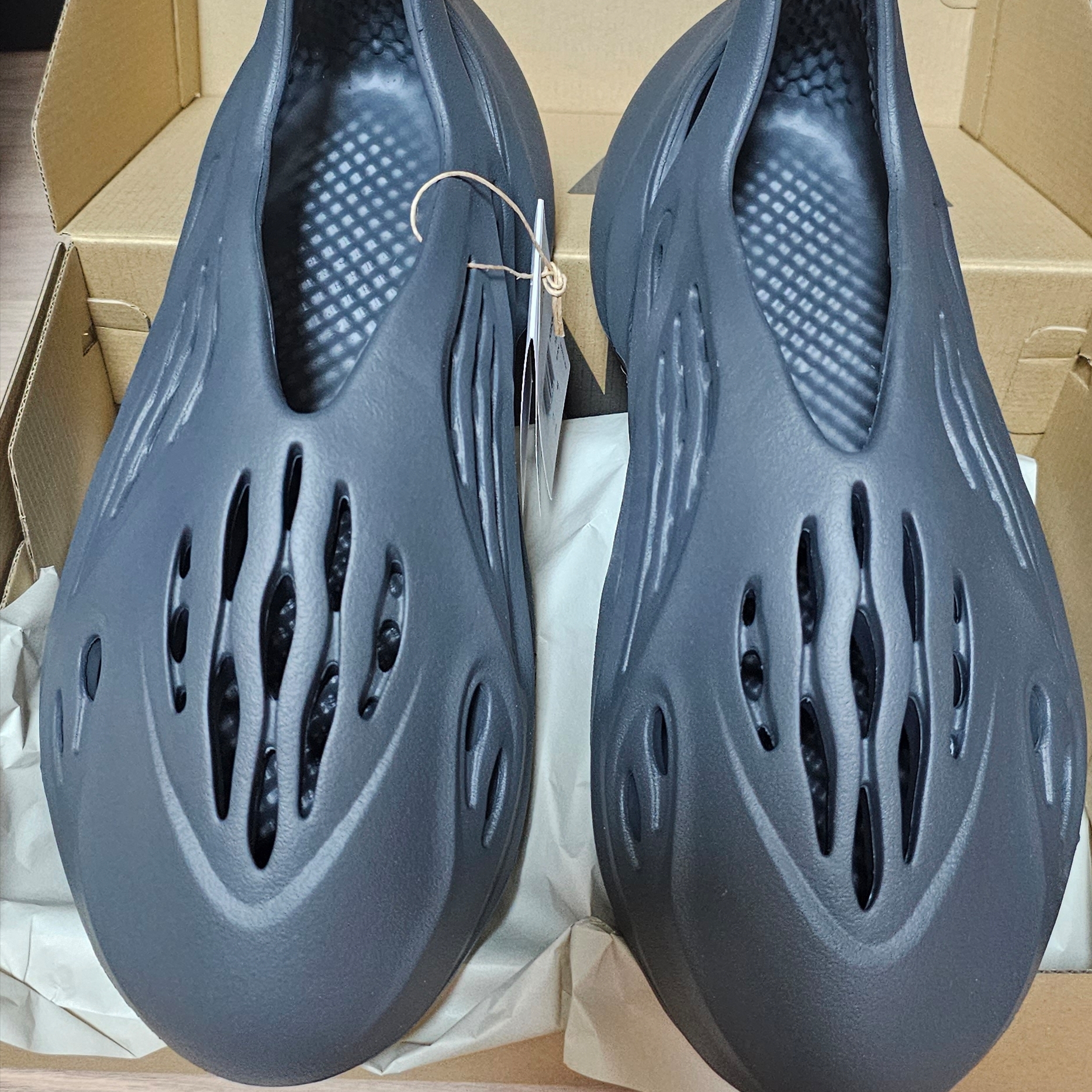 Adidas Yeezy Foam RNNR Carbon 착용 스타일 - 1