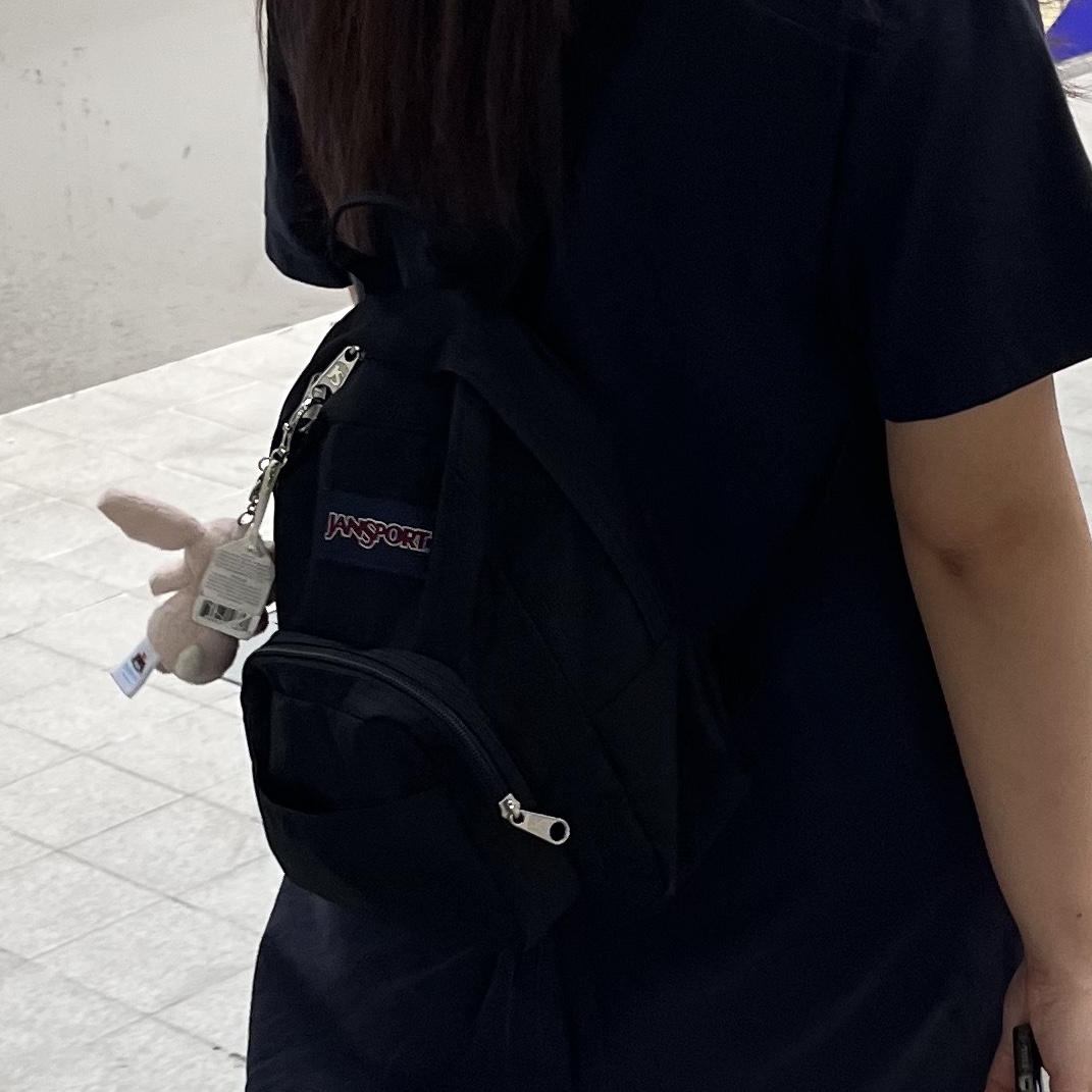 Jansport Half Pint Mini Backpack Black 착용 스타일