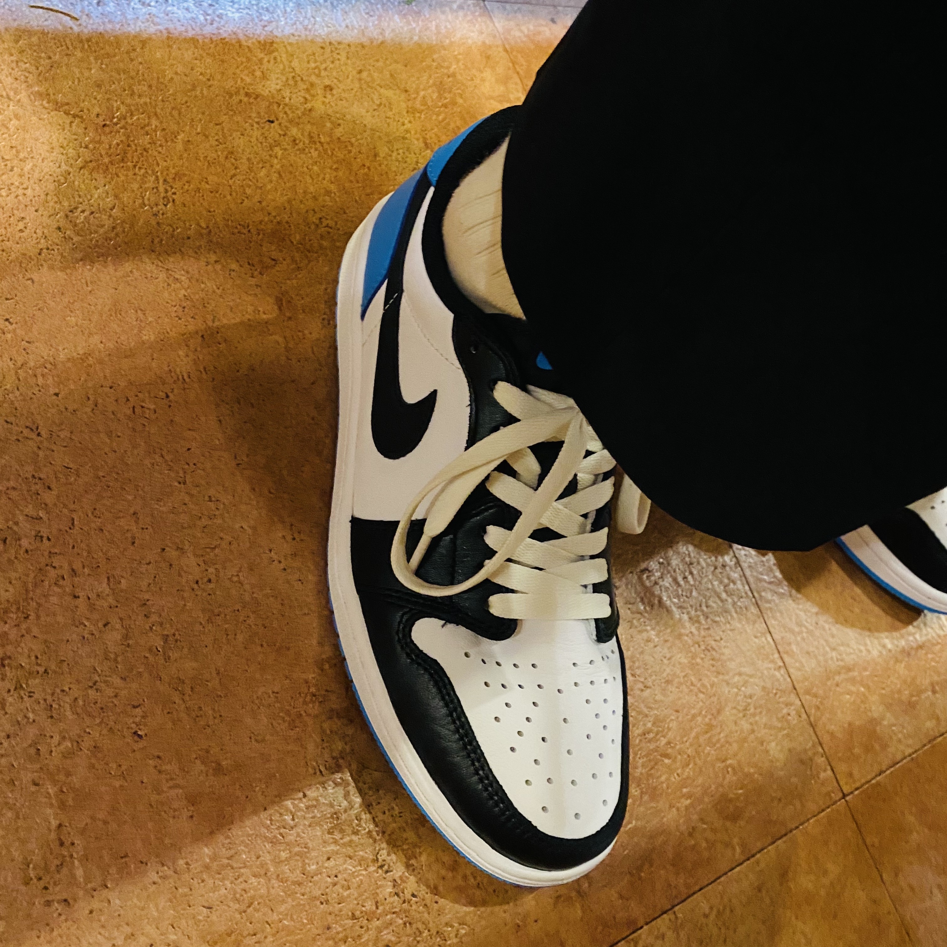 Jordan 1 Retro Low OG Black and Dark Powder Blue 착용 스타일 - 2