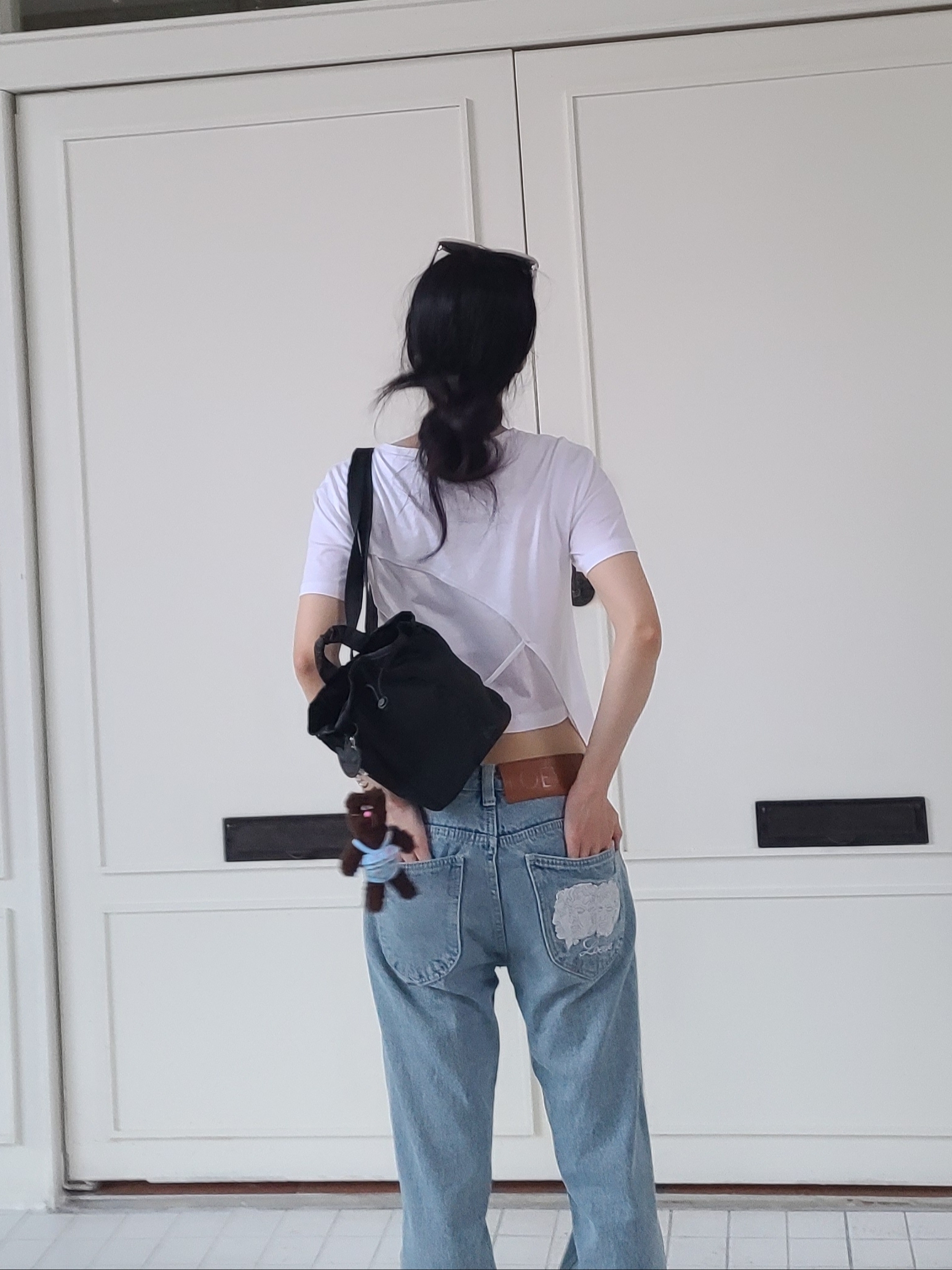 STU x Monamhee Namhee, Adidas Satin Mini Bucket Backpack Black 착용 스타일 - 3