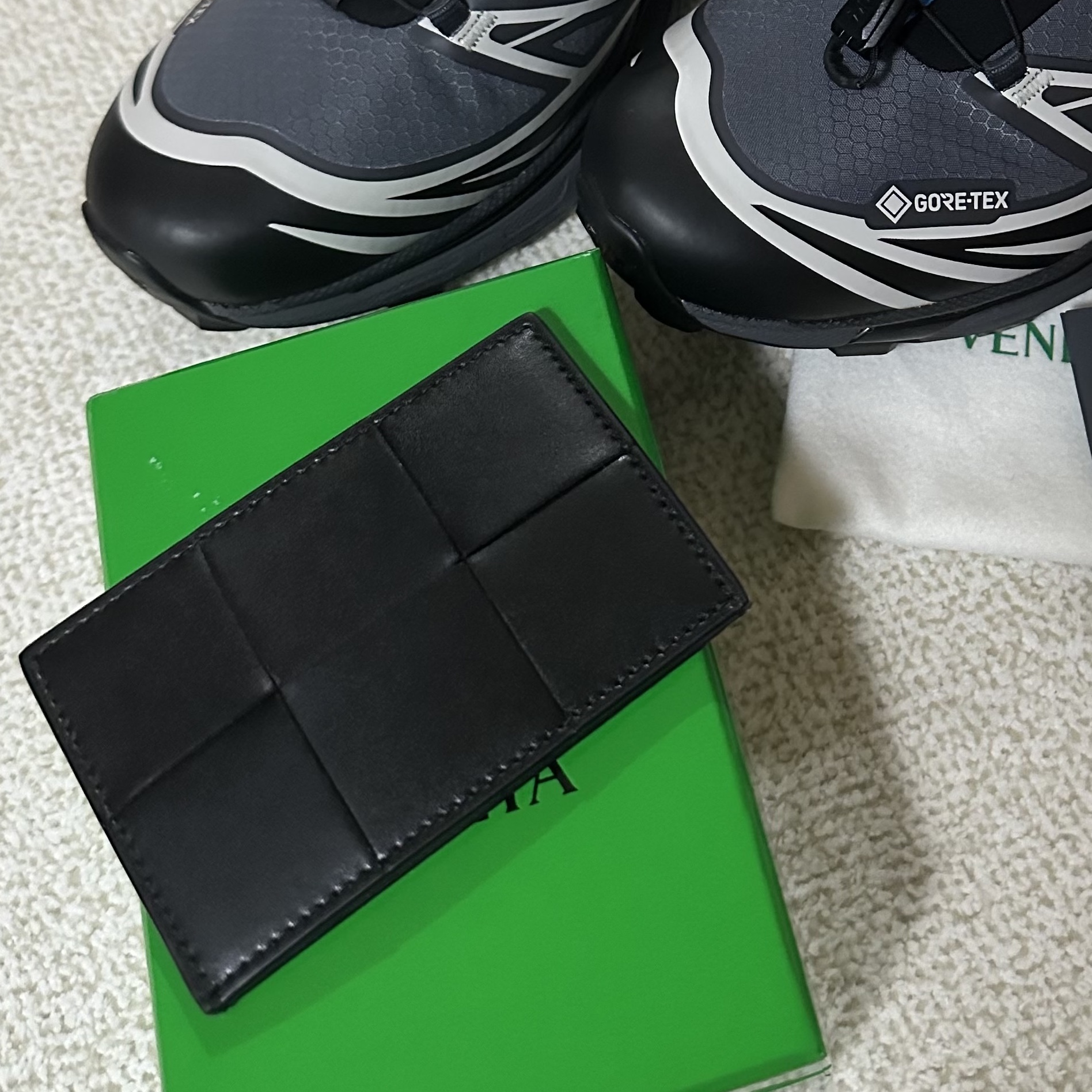 Bottega Veneta Credit Card Case Calfskin Black 착용 스타일