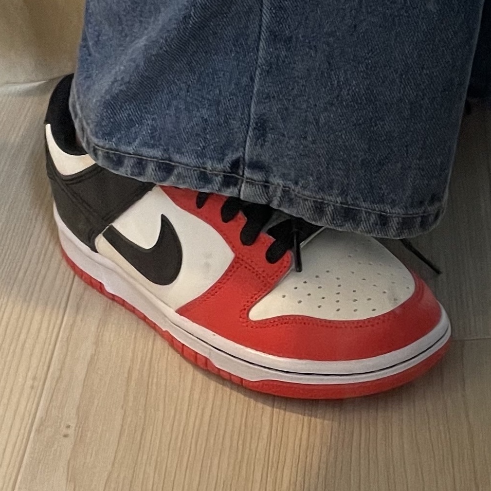 (GS) Nike x NBA Dunk Low Black and Chile Red 착용 스타일 - 2