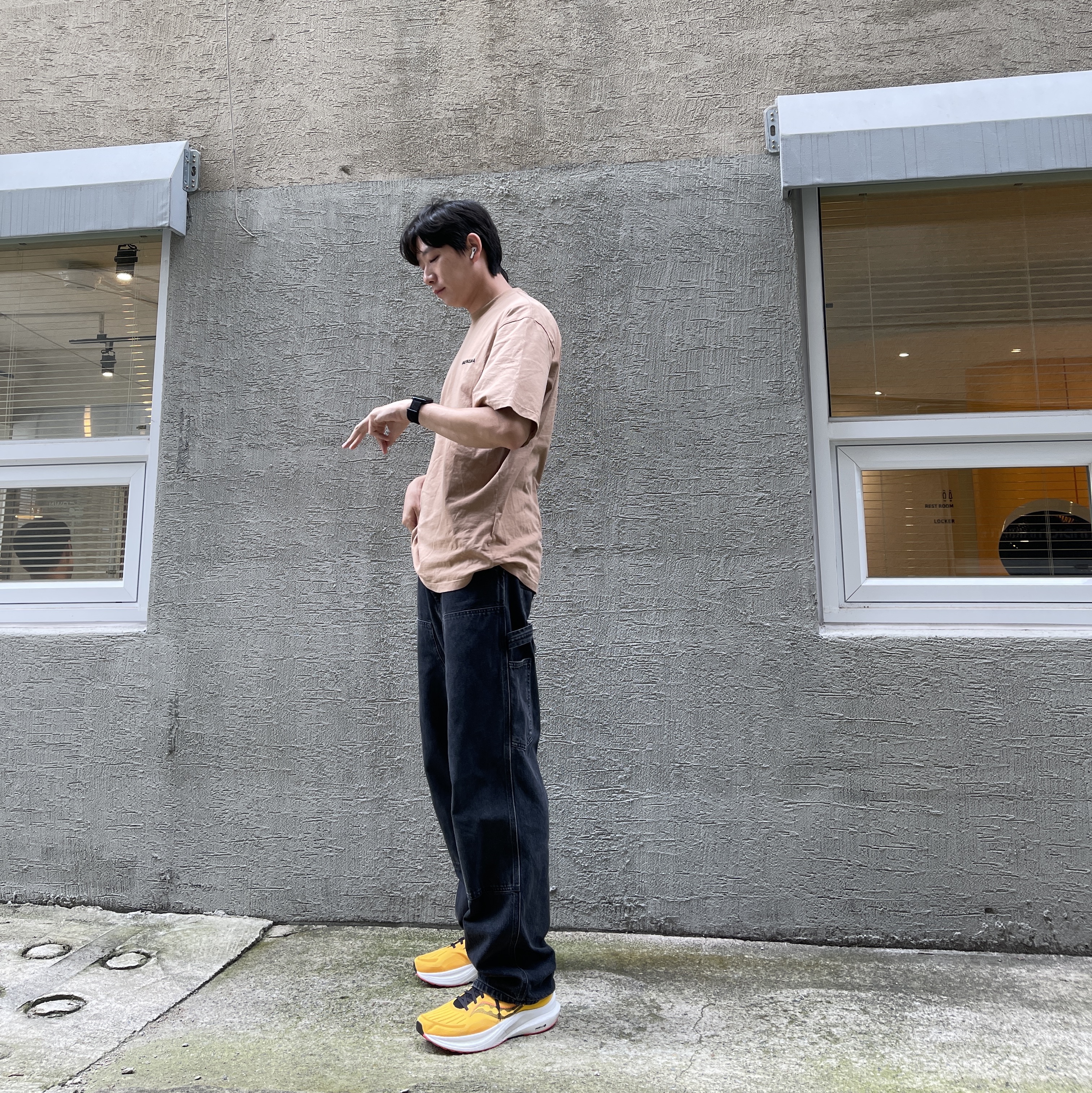 Balenciaga Caps Boxy Fit T-Shirt Grey 착용 스타일 - 1