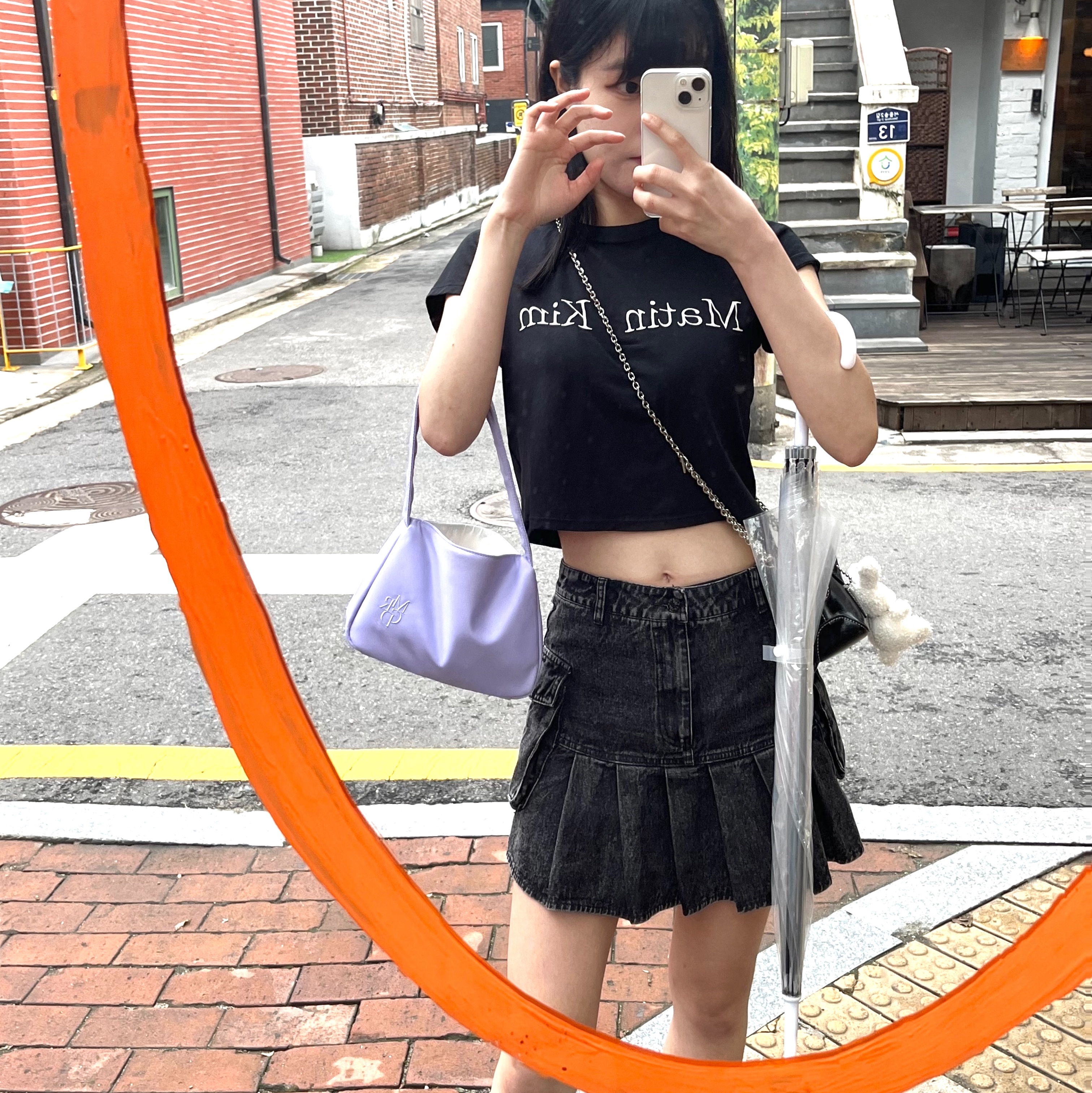 (W) Matin Kim Logo Silket Crop Top Black 착용 스타일
