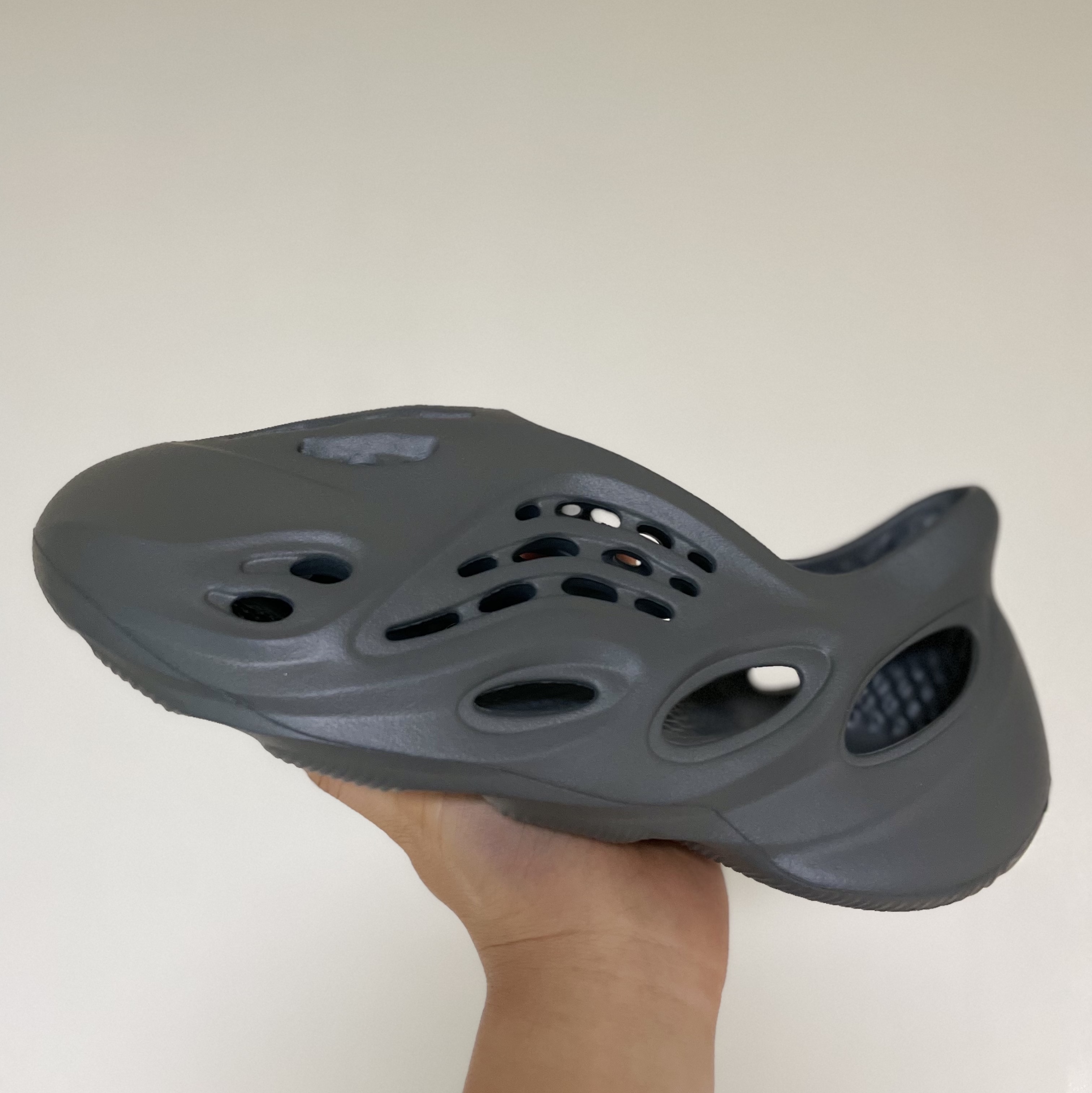 Adidas Yeezy Foam RNNR Carbon 착용 스타일 - 1