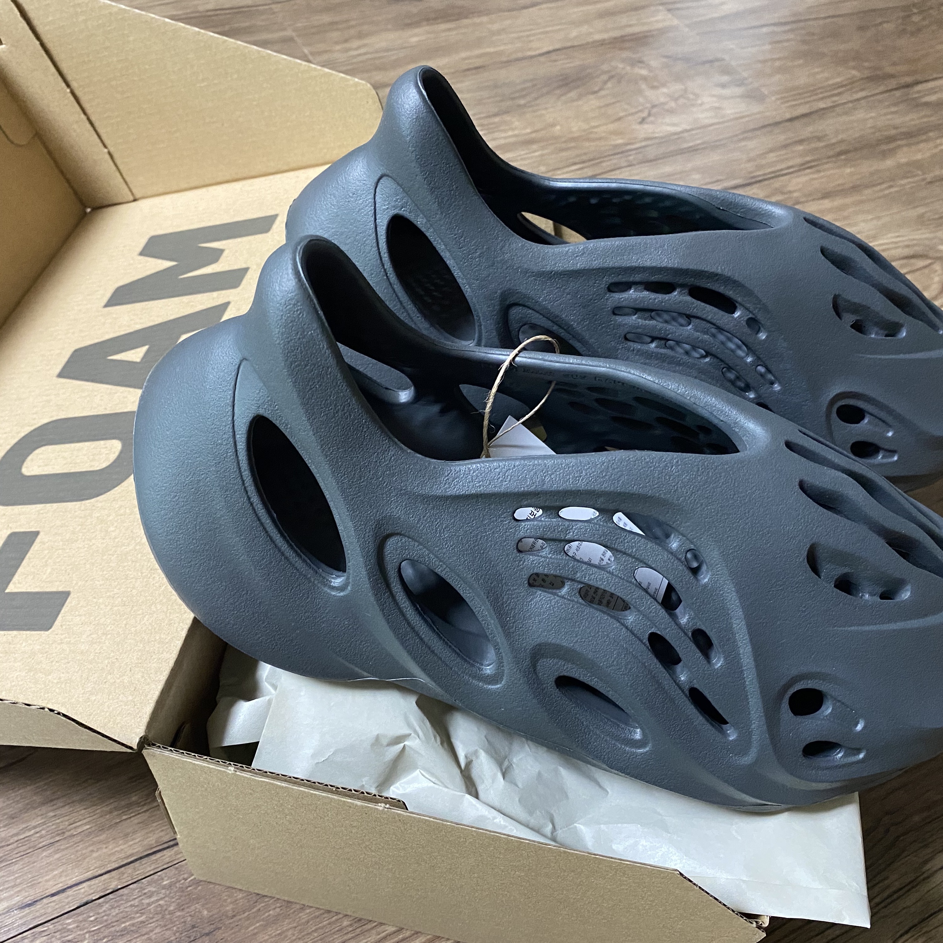 Adidas Yeezy Foam RNNR Carbon 착용 스타일 - 1