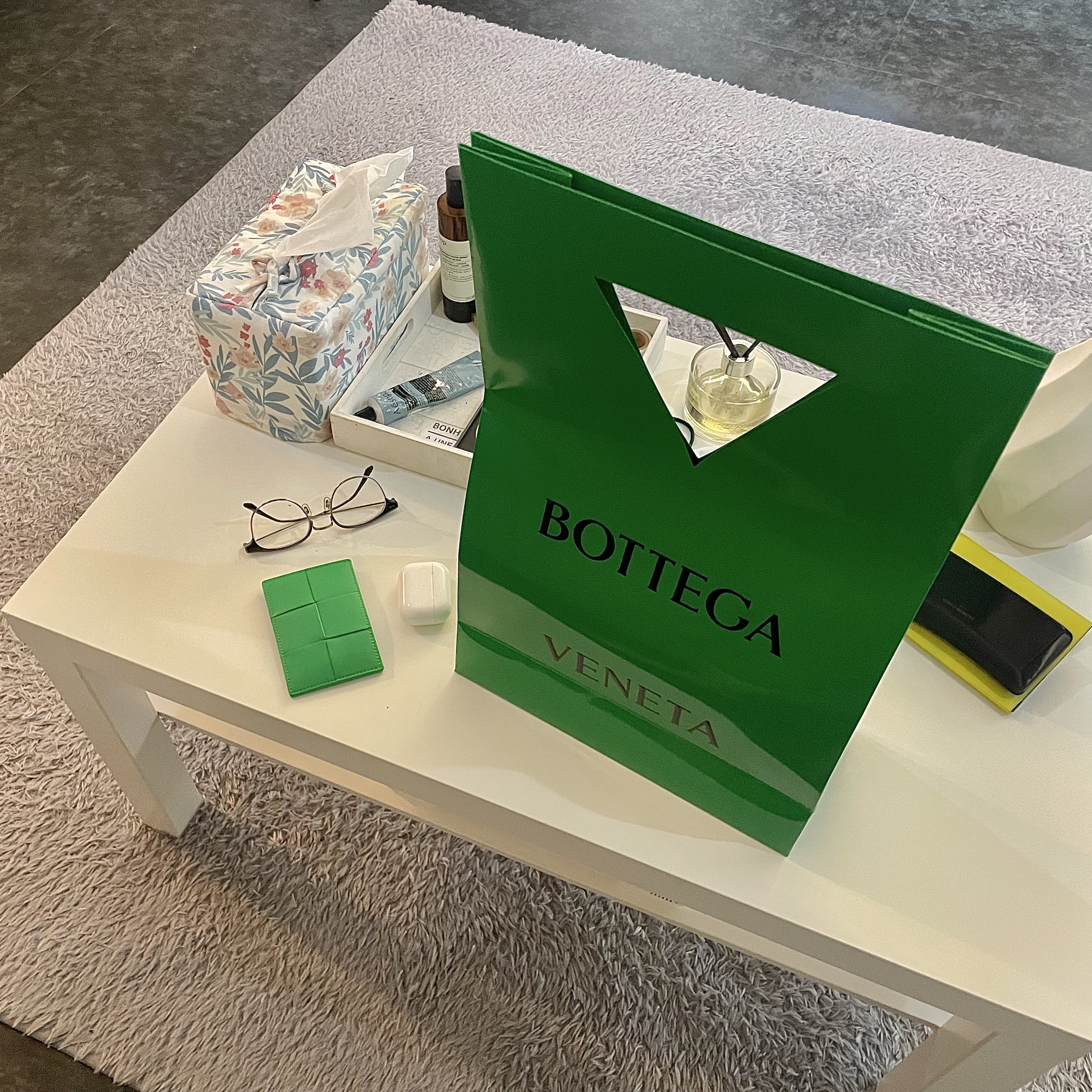 Bottega Veneta Credit Card Case Calfskin Parakeet 착용 스타일 - 1