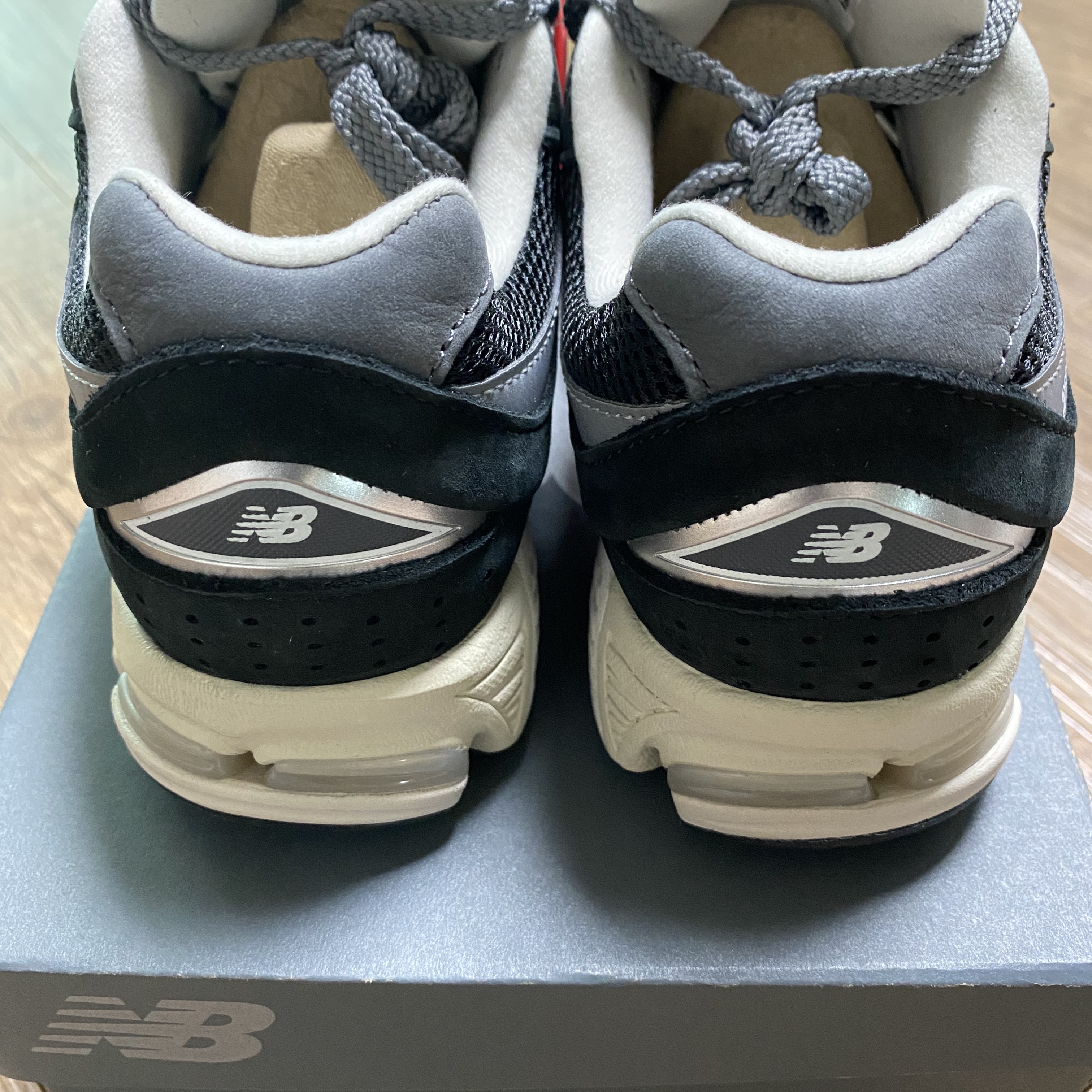 New Balance 2002R Premium Vintage Black 착용 스타일 - 2